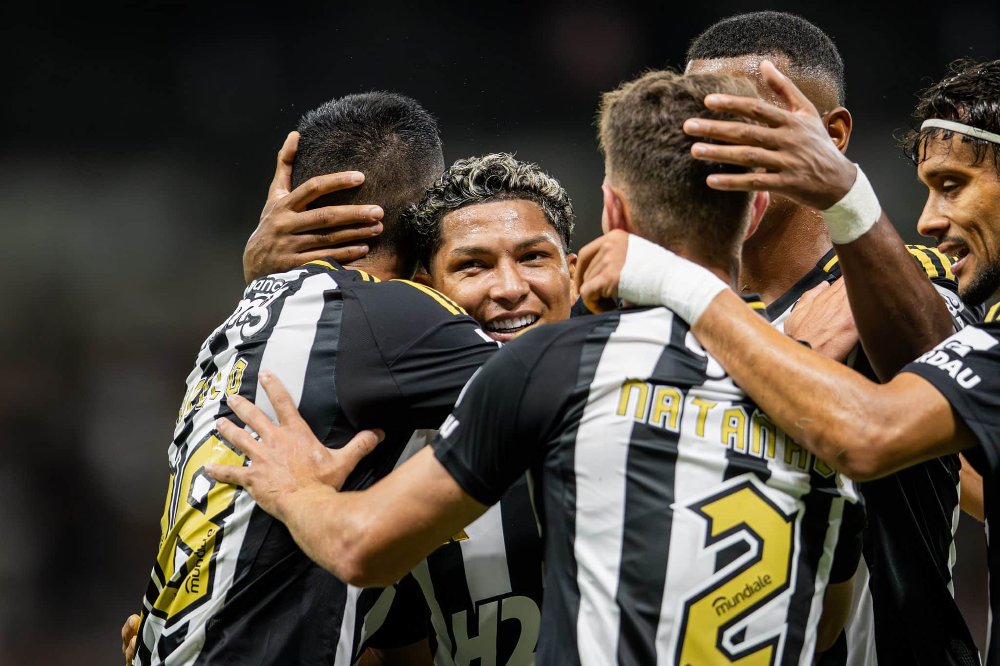 Elenco do Atl&eacute;tico Mineiro comemora gol