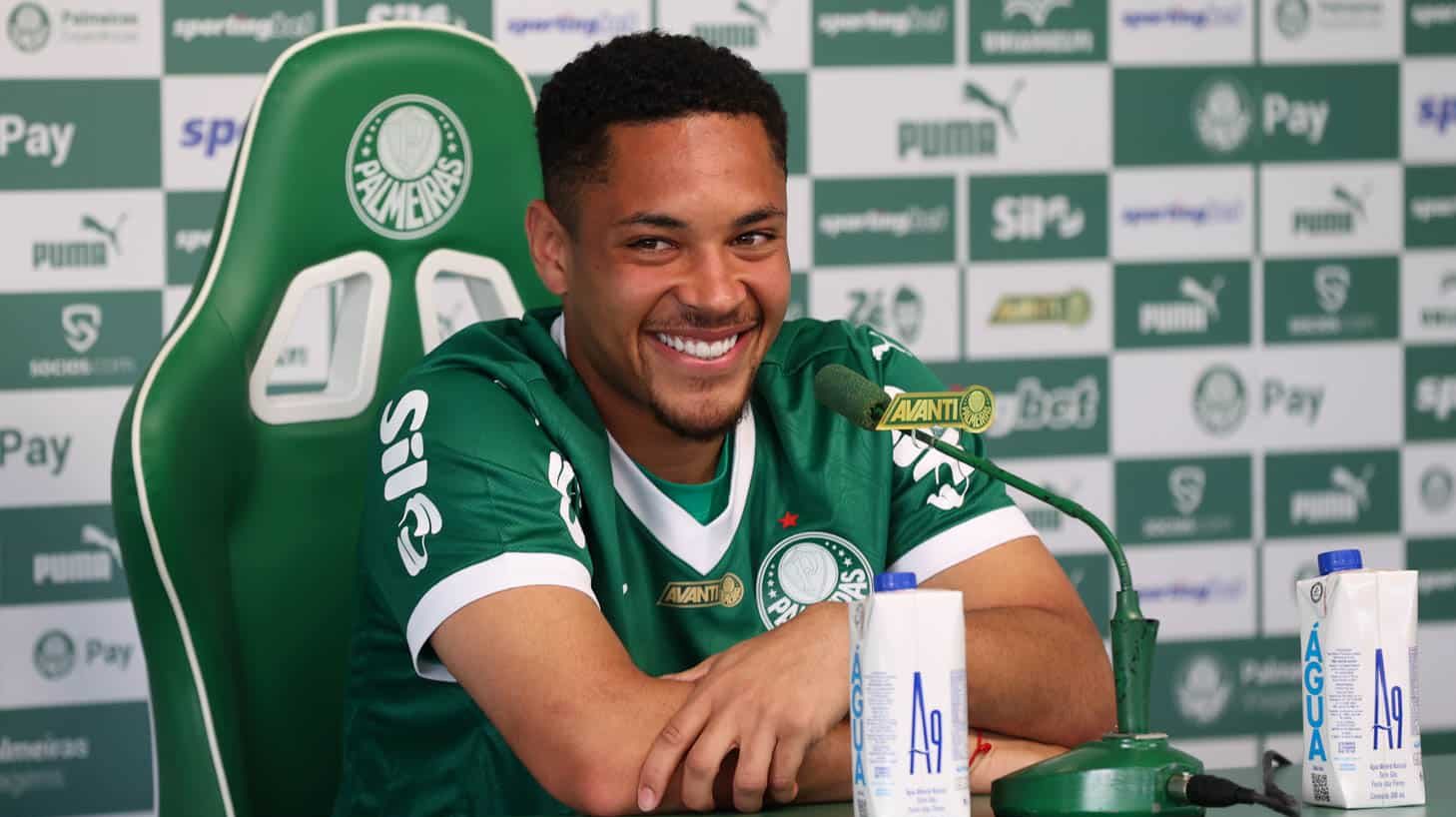 Vitor Roque &eacute; apresentado &agrave; imprensa na Academia de Futebol