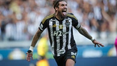 Atl&eacute;tico-MG &lsquo;for&ccedil;ou&rsquo; escala&ccedil;&atilde;o de rival que levou frango e fica perto de fazer hist&oacute;ria