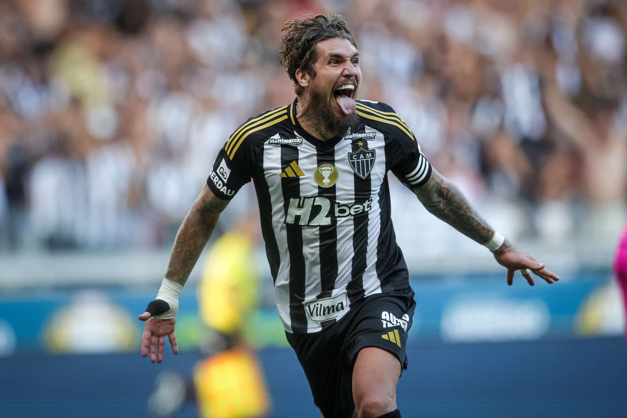 Atl&eacute;tico-MG &lsquo;for&ccedil;ou&rsquo; escala&ccedil;&atilde;o de rival que levou frango e fica perto de fazer hist&oacute;ria