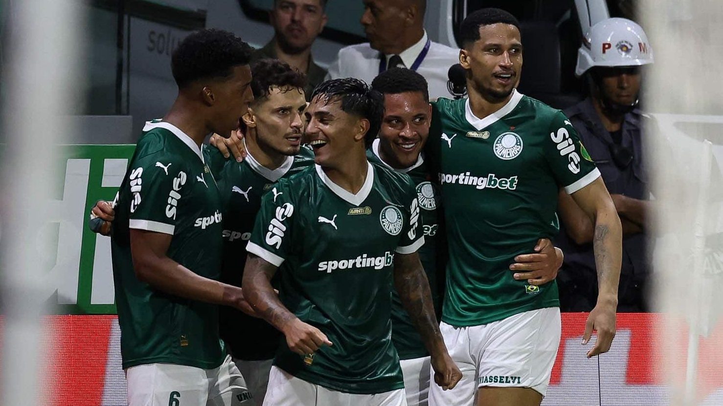 Vitor Roque estreia bem, mas torcida do Palmeiras rouba a cena em classifica&ccedil;&atilde;o