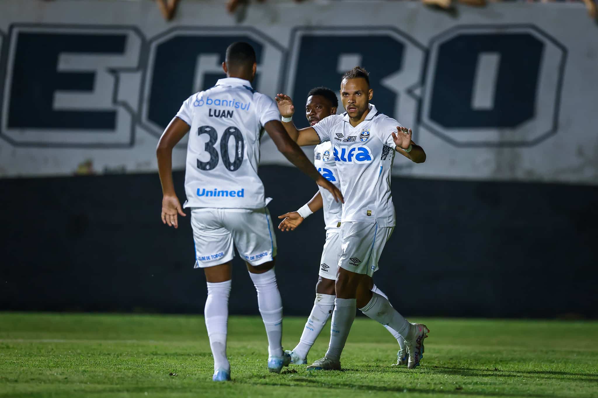 Braithwaite celebra gol pelo Gr&ecirc;mio