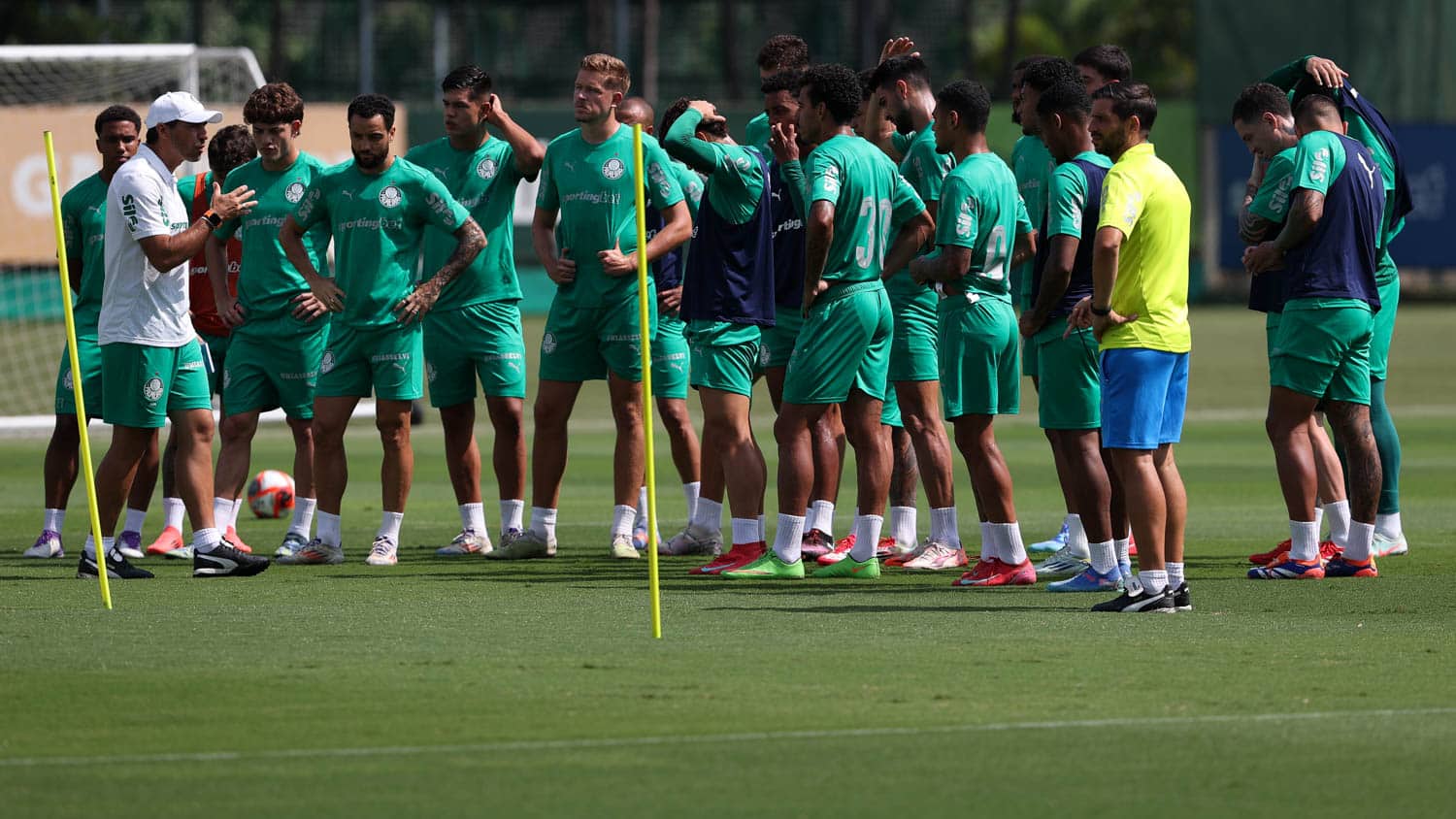 Abel Ferreira conversa com jogadores do Palmeiras durante treinamento