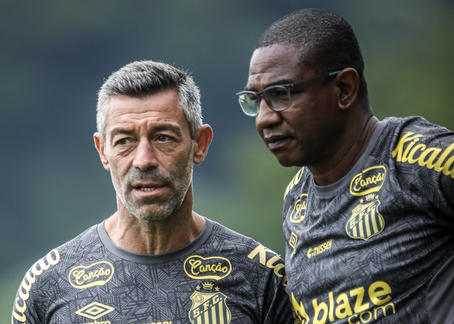 Caixinha e Sampaio conversando no CT