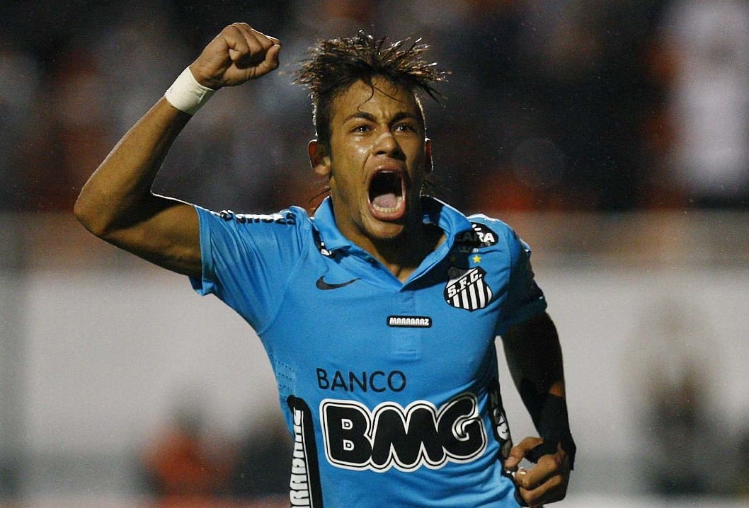 Neymar comemorando com a camisa azul 