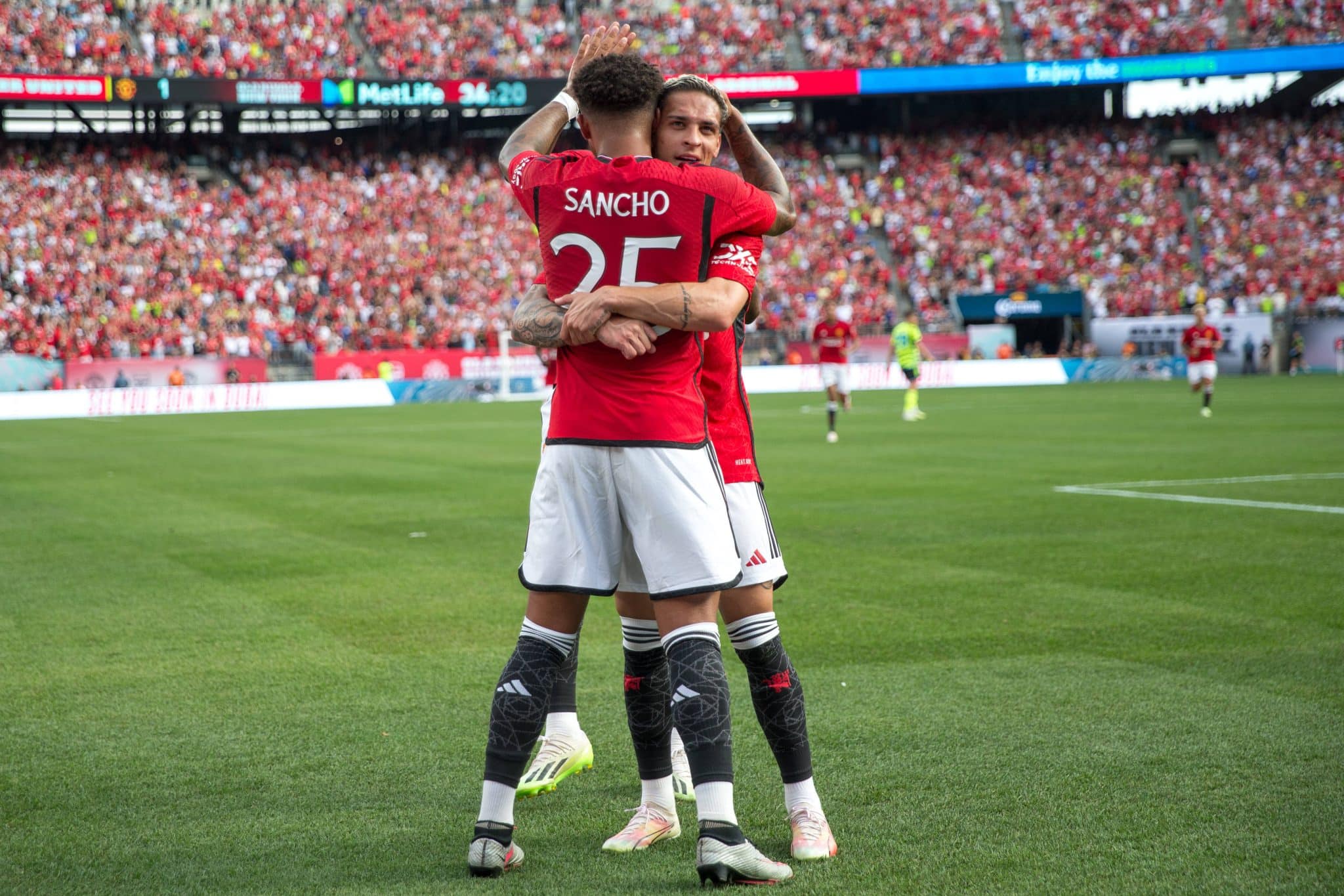 Antony e Sancho comemorando gol do Manchester United