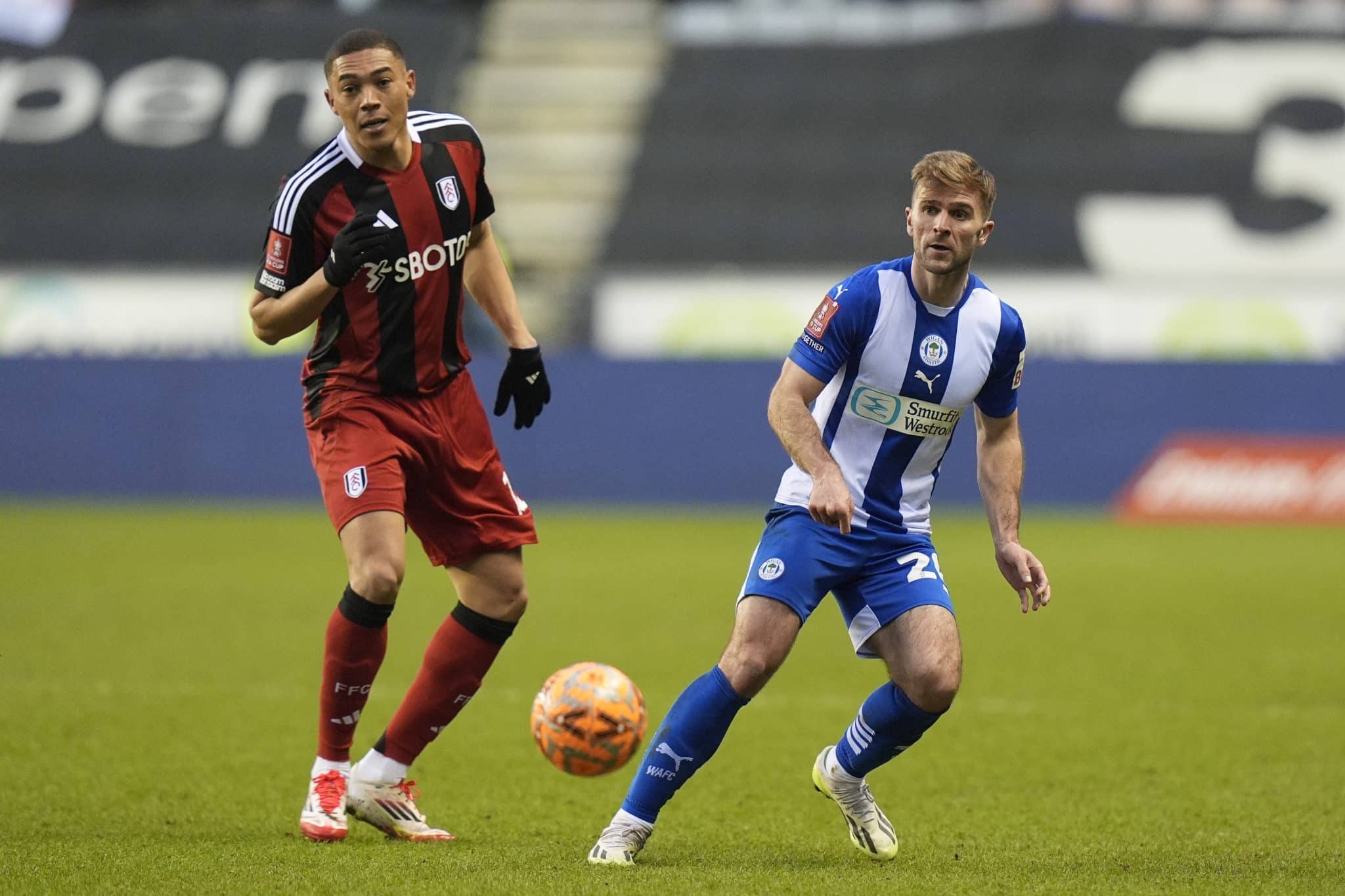 Carlos Vin&iacute;cius em a&ccedil;&atilde;o pelo Fulham contra o Wigan na Copa da Inglaterra