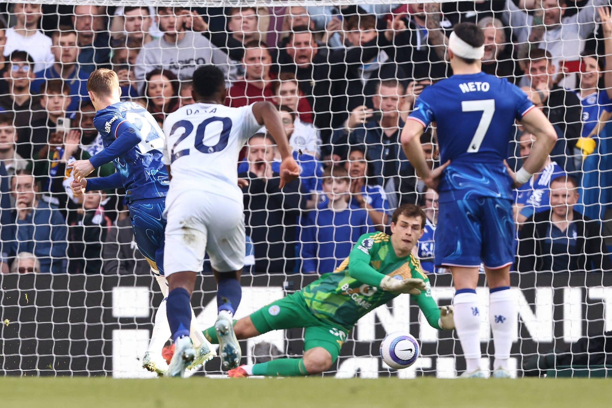 Cole Palmer perdeu seu primeiro p&ecirc;nalti como profissional na vit&oacute;ria do Chelsea diante do Leicester por 1 a 0