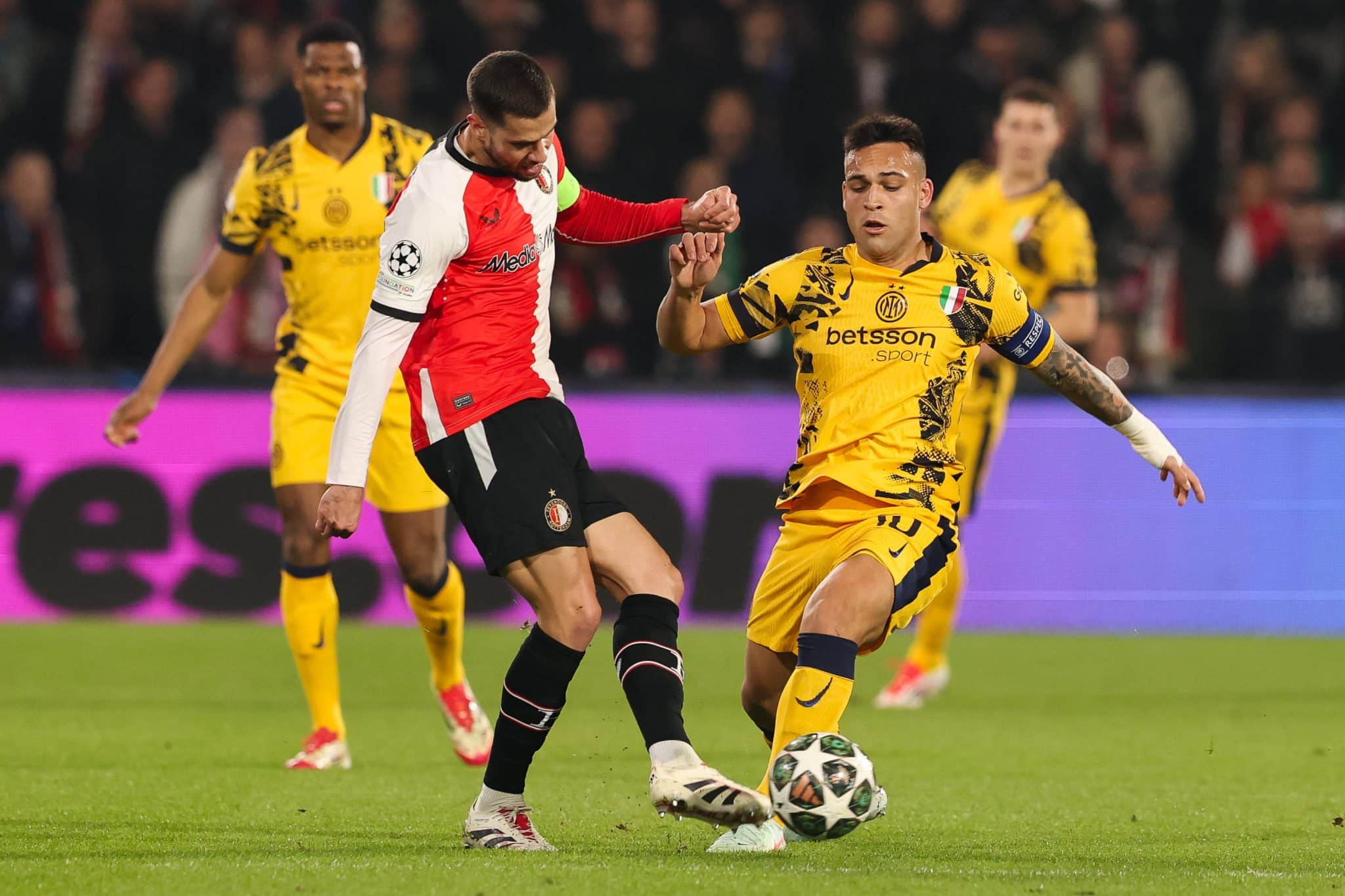 Al&eacute;m do Chelsea, Juventus tamb&eacute;m acompanha de perto a situa&ccedil;&atilde;o de Hancko e ofertou alto sal&aacute;rio para convencer o jogador a trocar a Holanda pela It&aacute;lia