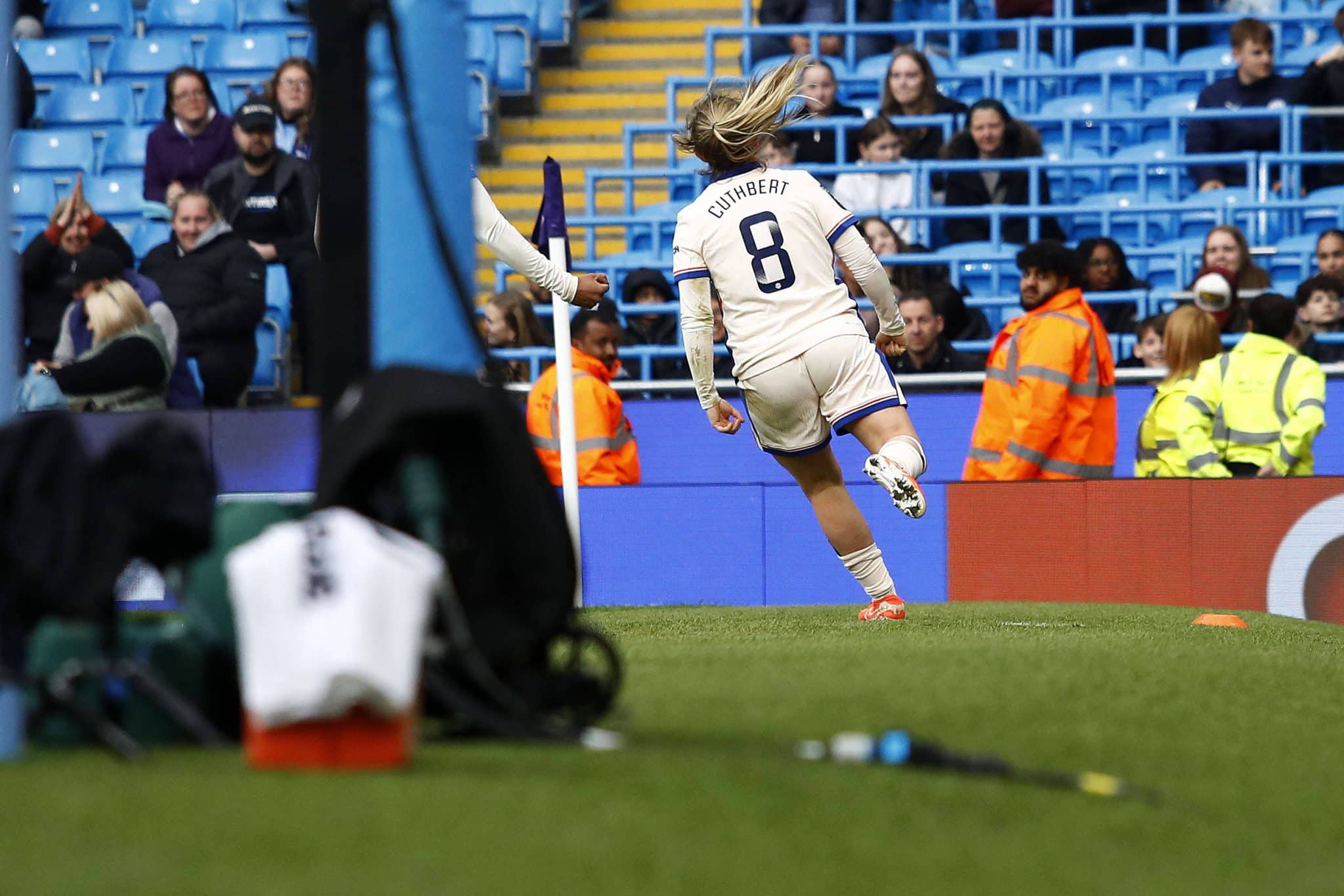 Cuthbert comemora o gol da virada do Chelsea sobre o City na Super League feminina