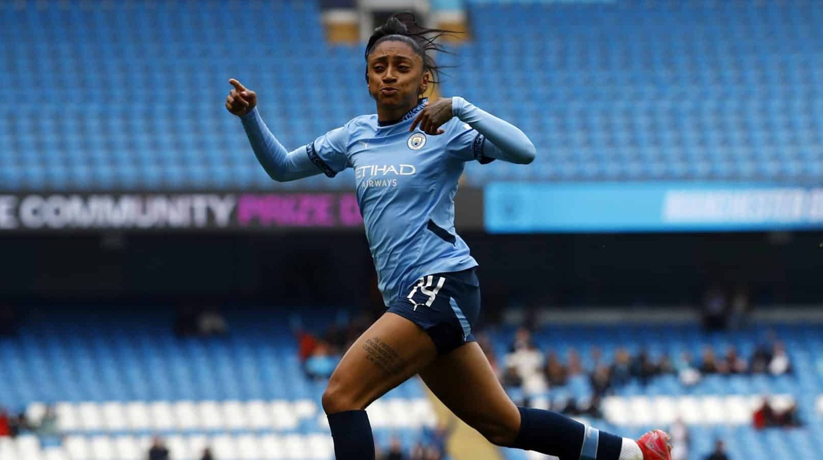 &lsquo;Craque&rsquo; do City, brasileira brilha com gola&ccedil;o em cl&aacute;ssico contra o Chelsea