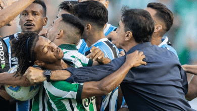&lsquo;N&atilde;o me sinto culpado&rsquo;: T&eacute;cnico do Gr&ecirc;mio explica agress&atilde;o a advers&aacute;rio