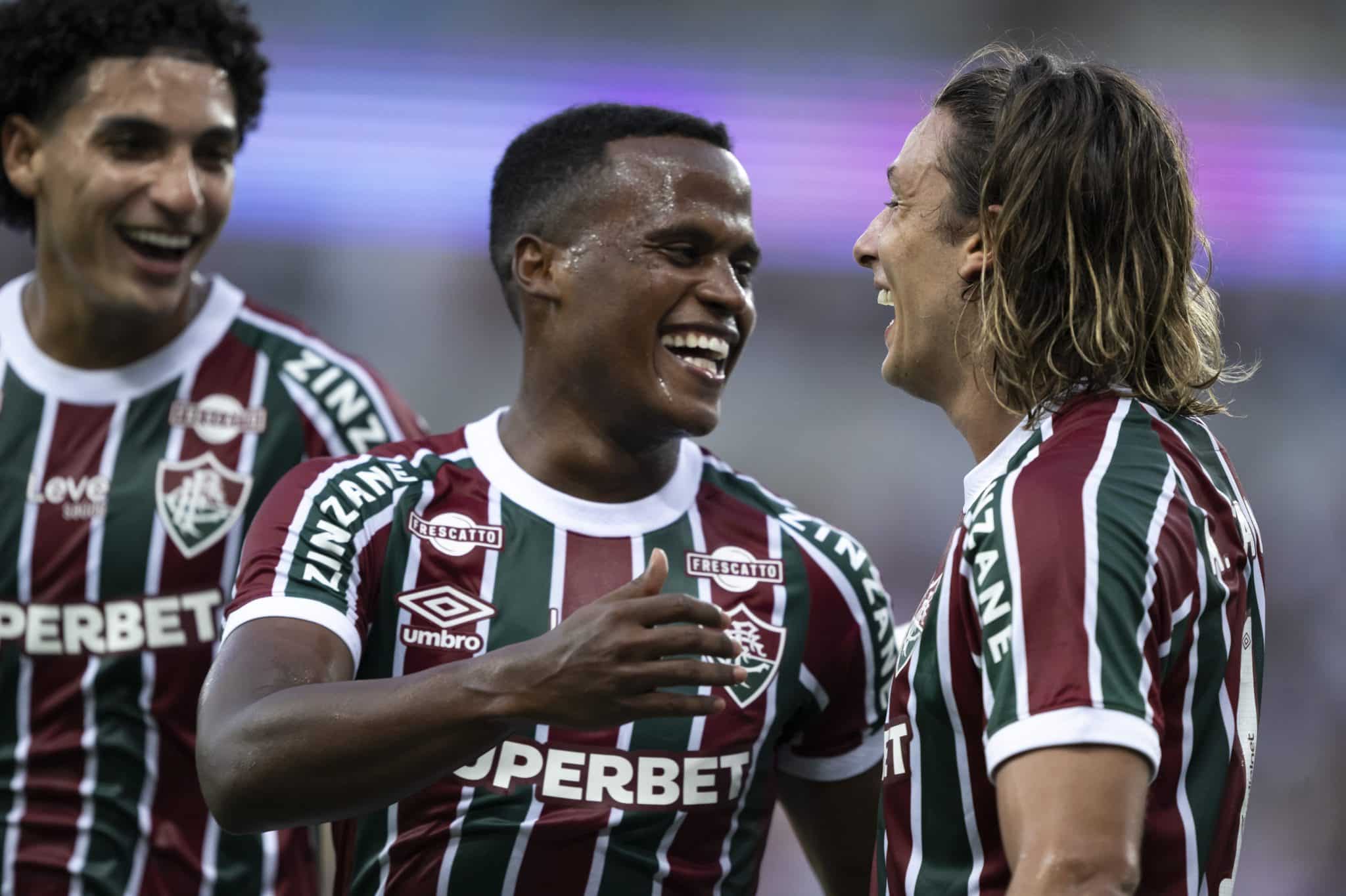 Jhon Arias e Canobbio celebram gol pelo Fluminense