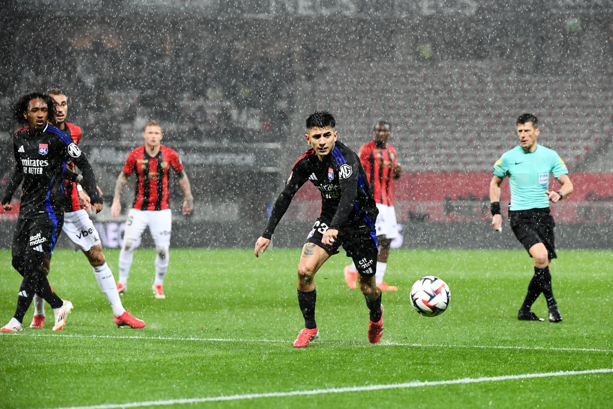 Almada deu duas assist&ecirc;ncias na vit&oacute;ria do Lyon sobre o Nice (Foto: Icon Sport)