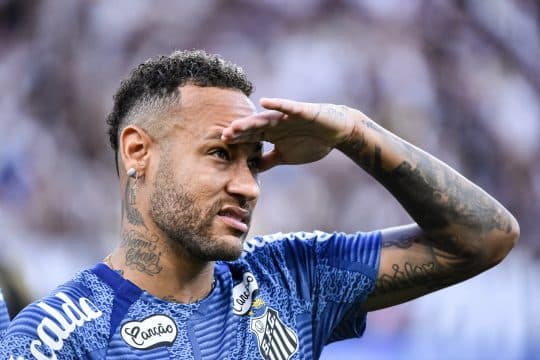 Neymar mostra que sua prioridade &eacute; a Sele&ccedil;&atilde;o e nem entra em campo em queda do Santos