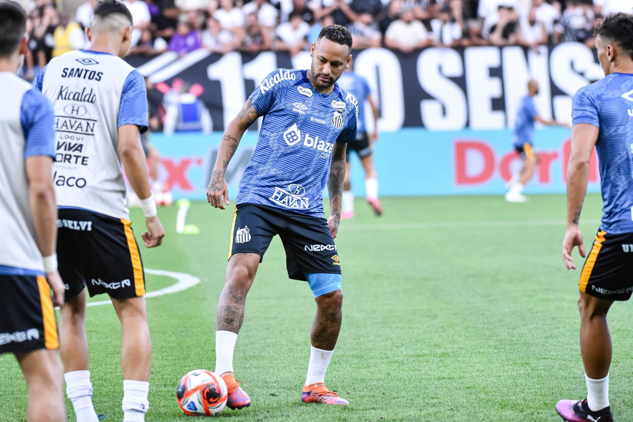 Neymar, durante o aquecimento pelo Santos 
