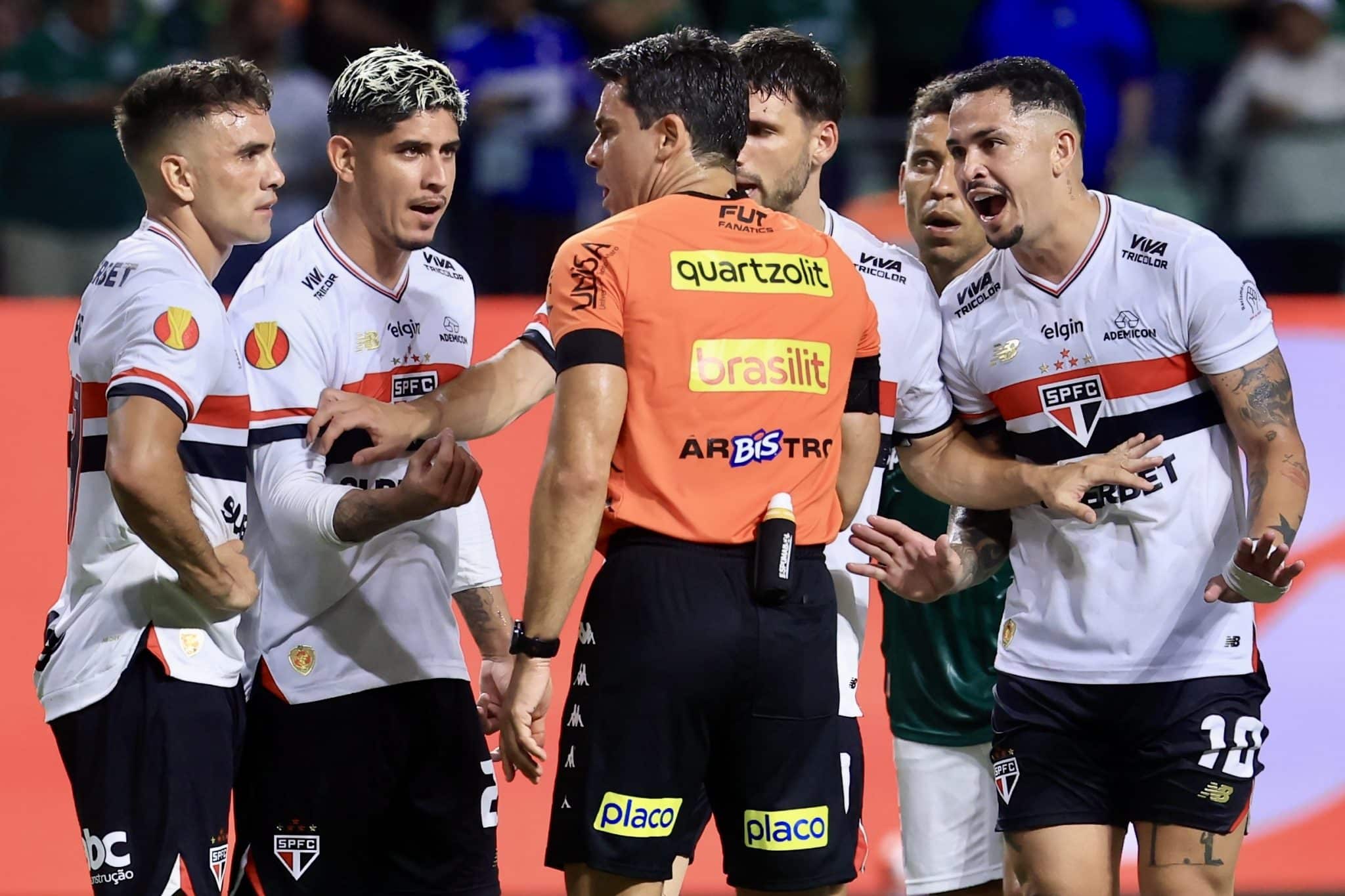 Jogadores do S&atilde;o Paulo reclamam com a arbitragem durante o cl&aacute;ssico