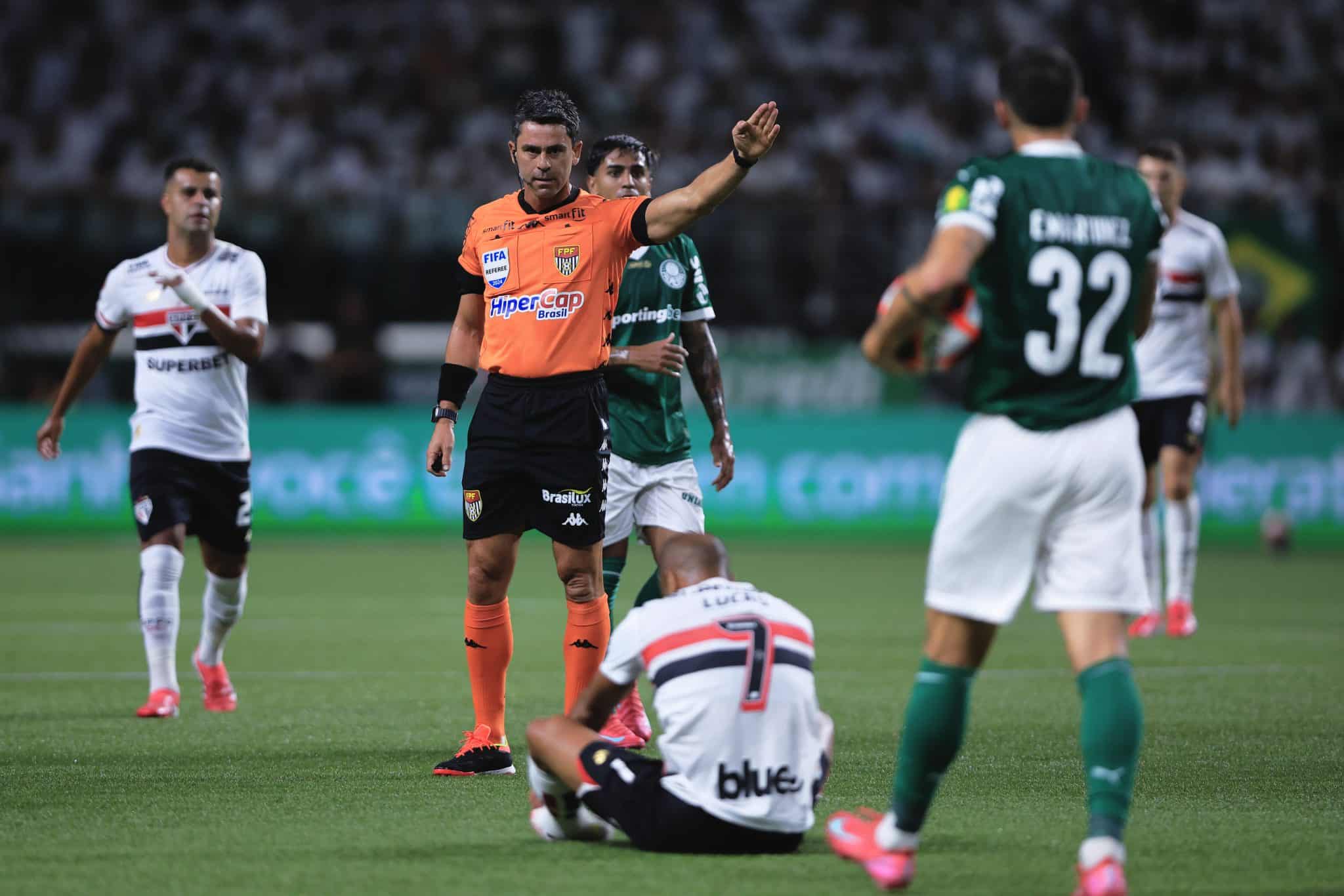 Lucas Moura sofreu com faltas no duelo com o Palmeiras