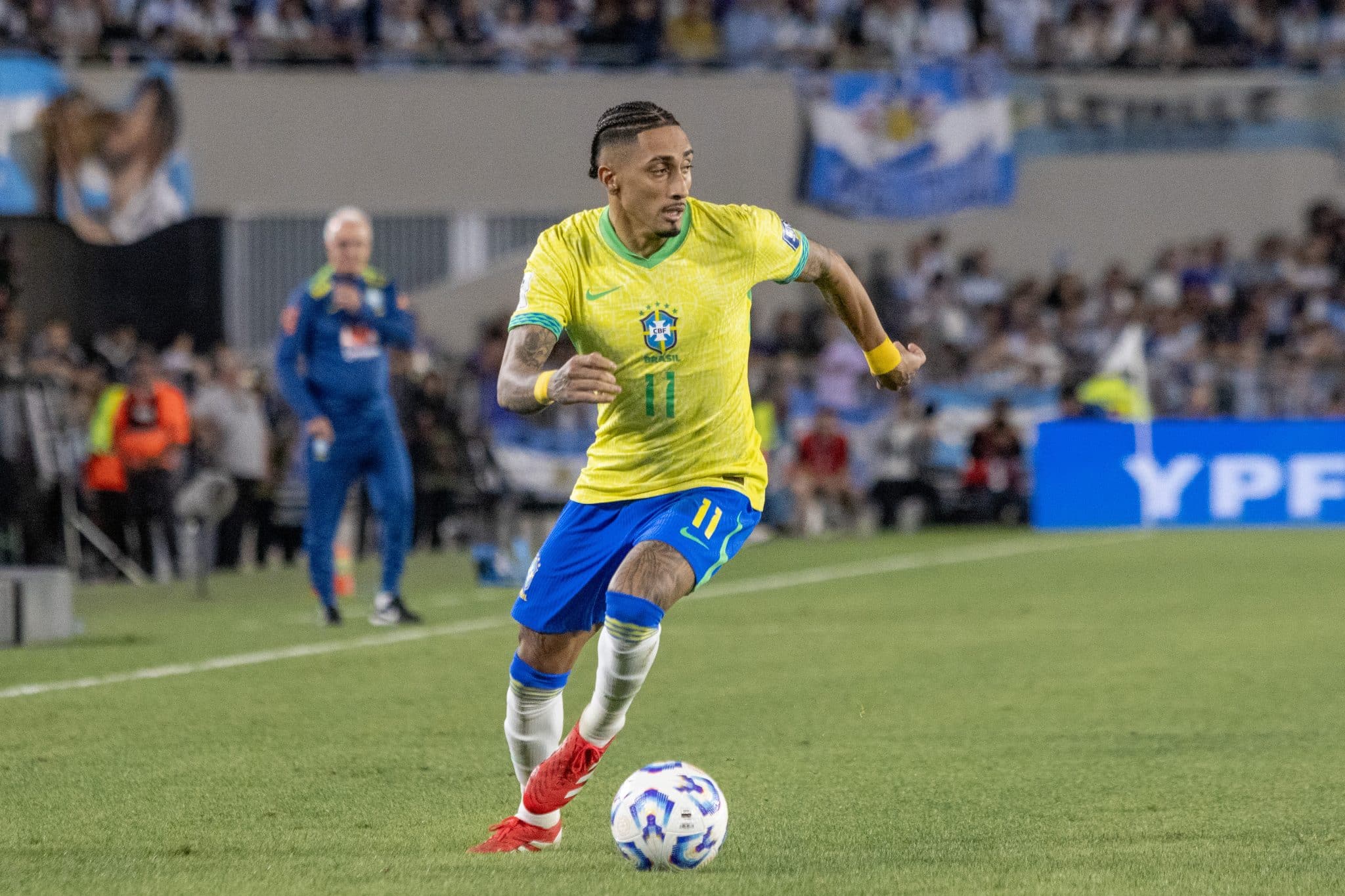 Raphinha sai em sil&ecirc;ncio e foge de responsabilidade por vexame da Sele&ccedil;&atilde;o para a Argentina