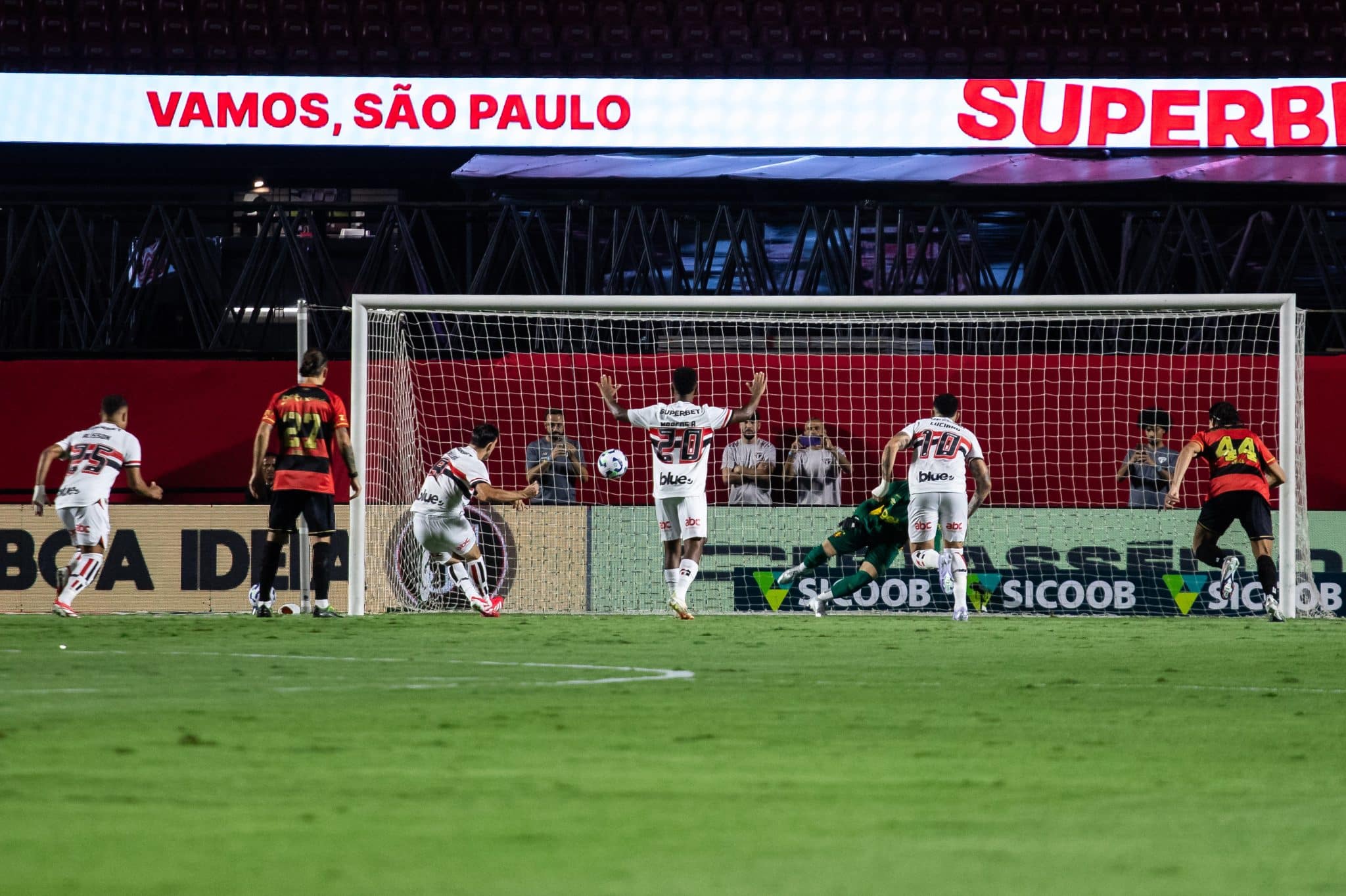 Calleri isola cobran&ccedil;a de p&ecirc;nalti que poderia dar a vit&oacute;ria ao S&atilde;o Paulo