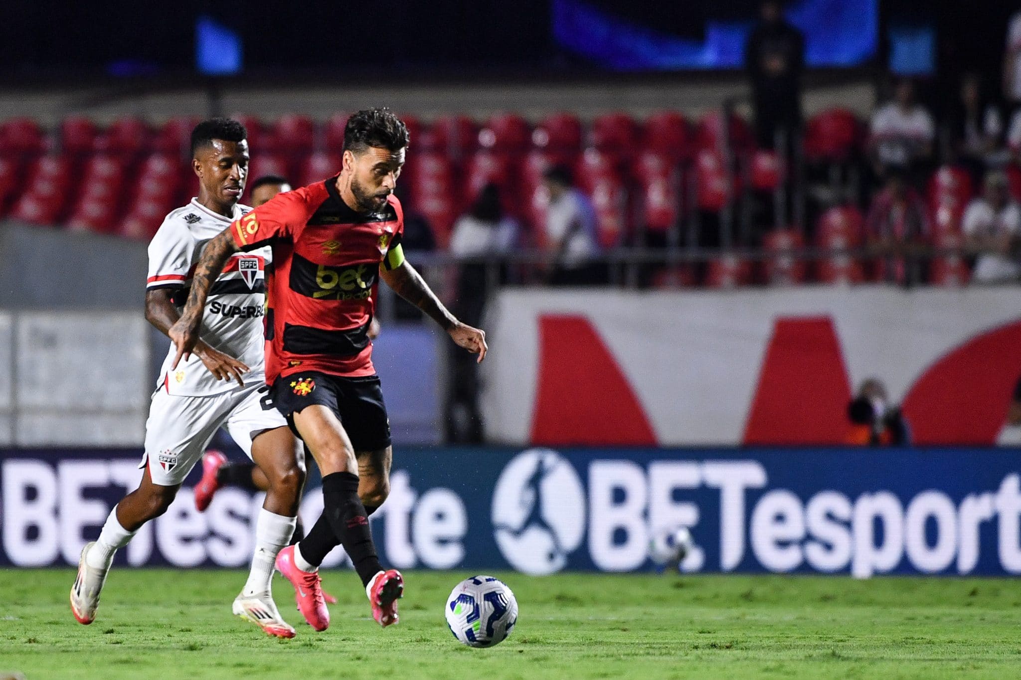 S&atilde;o Paulo entrou em campo com tr&ecirc;s volantes para estreia contra o Sport (Foto: IconSport)