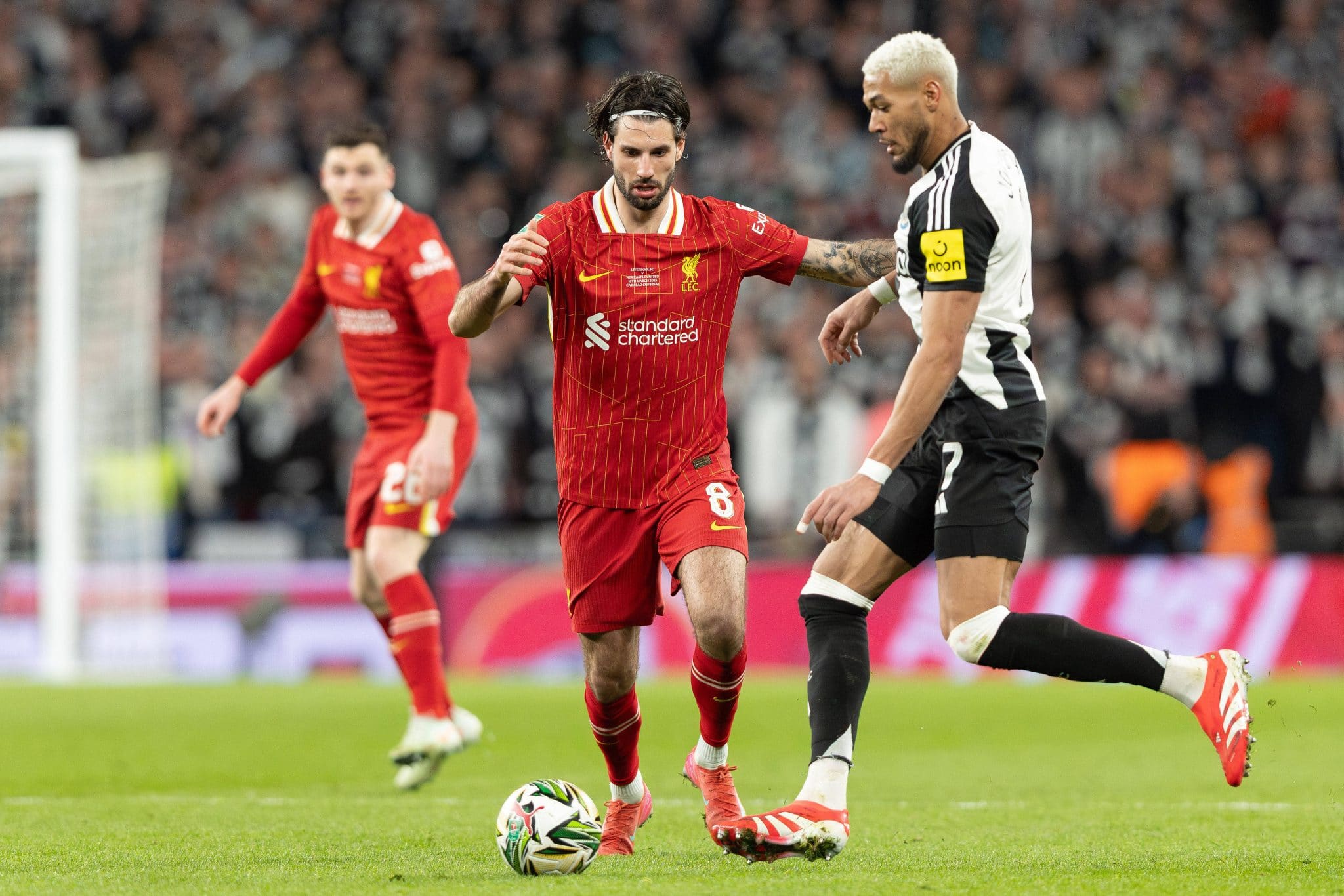 Marca&ccedil;&atilde;o de Joelinton sobre Szoboszlai foi fundamental para desempenho defensivo do Newcastle em final contra o Liverpool 