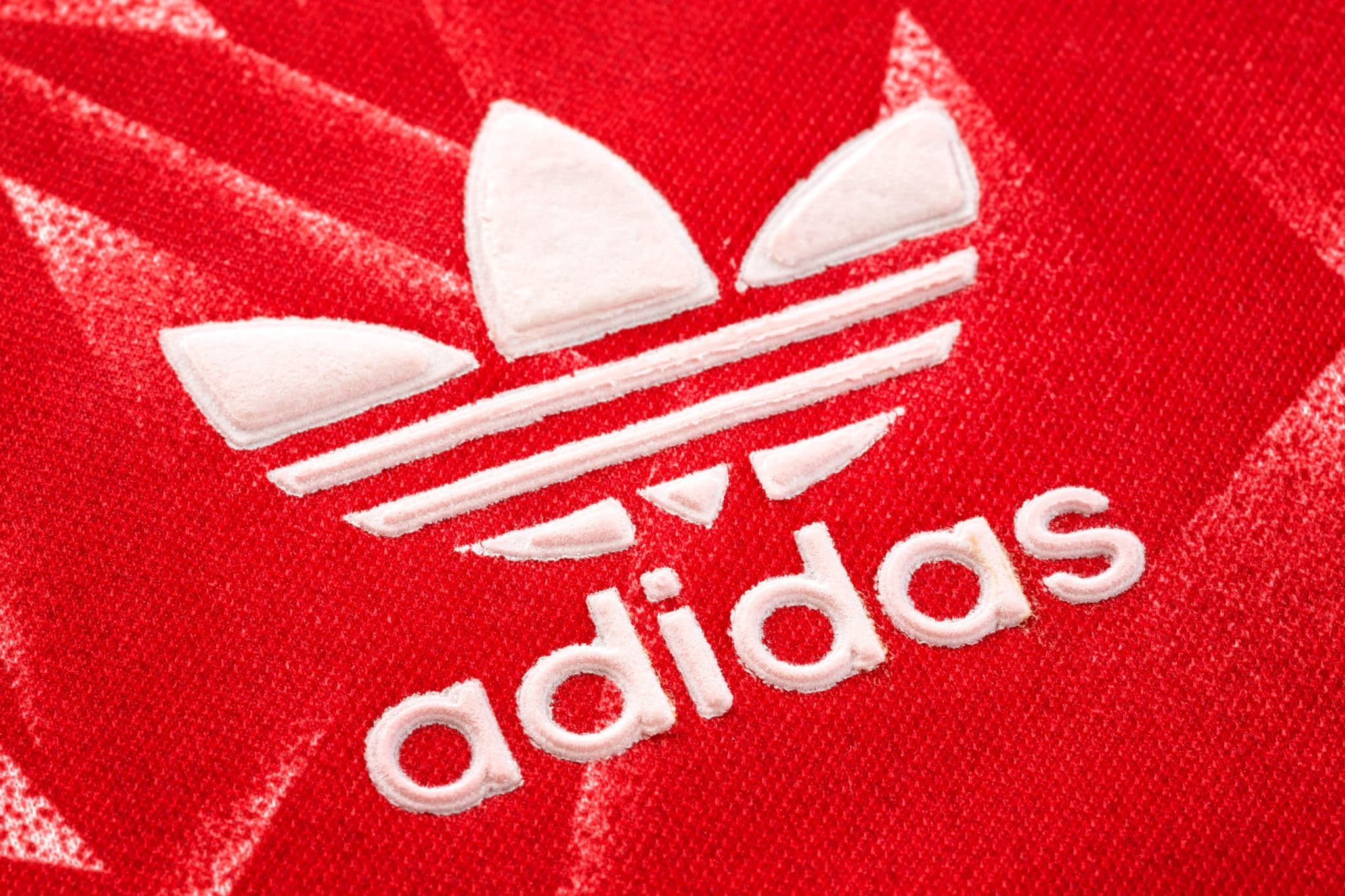 Liverpool revive parceria com a Adidas ap&oacute;s 13 anos e ter&aacute; refor&ccedil;o nos cofres a partir da pr&oacute;xima temporada