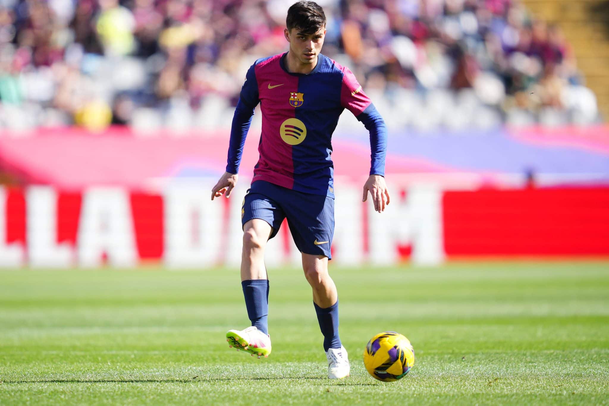 Pedri &eacute; o craque do meio-campo do Barcelona Foto: (Imago)