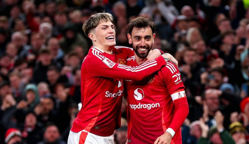 ‘Ele está sacrificando a própria carreira pelo Manchester United’