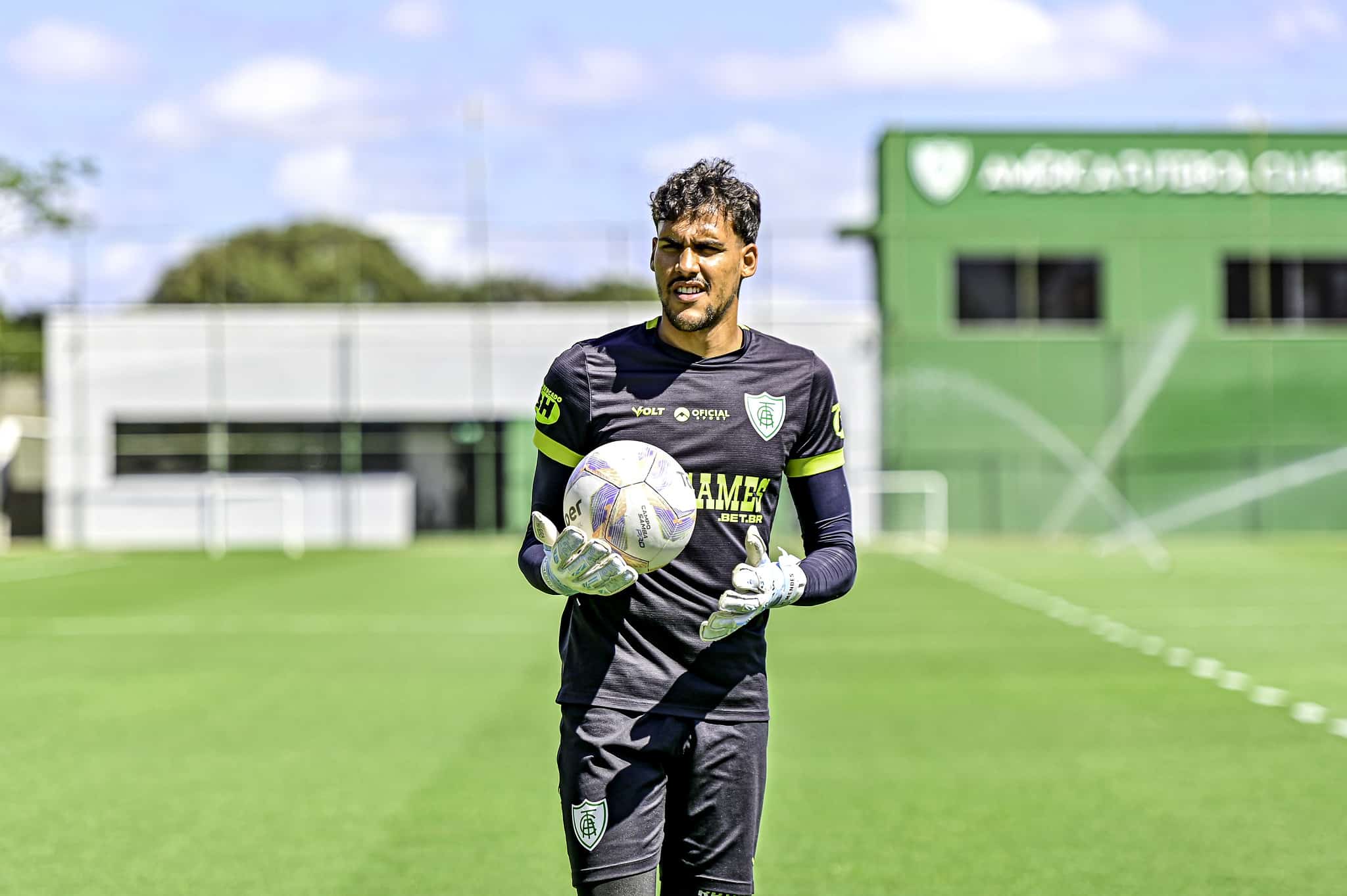 Ap&oacute;s tentativa de vaquinha, Am&eacute;rica-MG define se goleiro jogar&aacute; contra o Atl&eacute;tico-MG