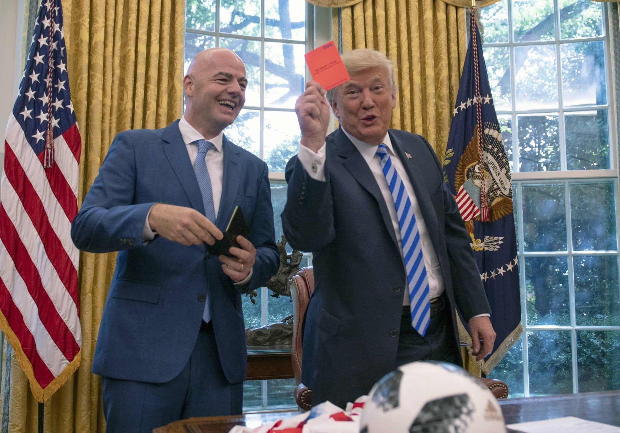 O presidente da Fifa, Gianni Infantino, posa ao lado do presidente dos Estados Unidos, Donald Trump