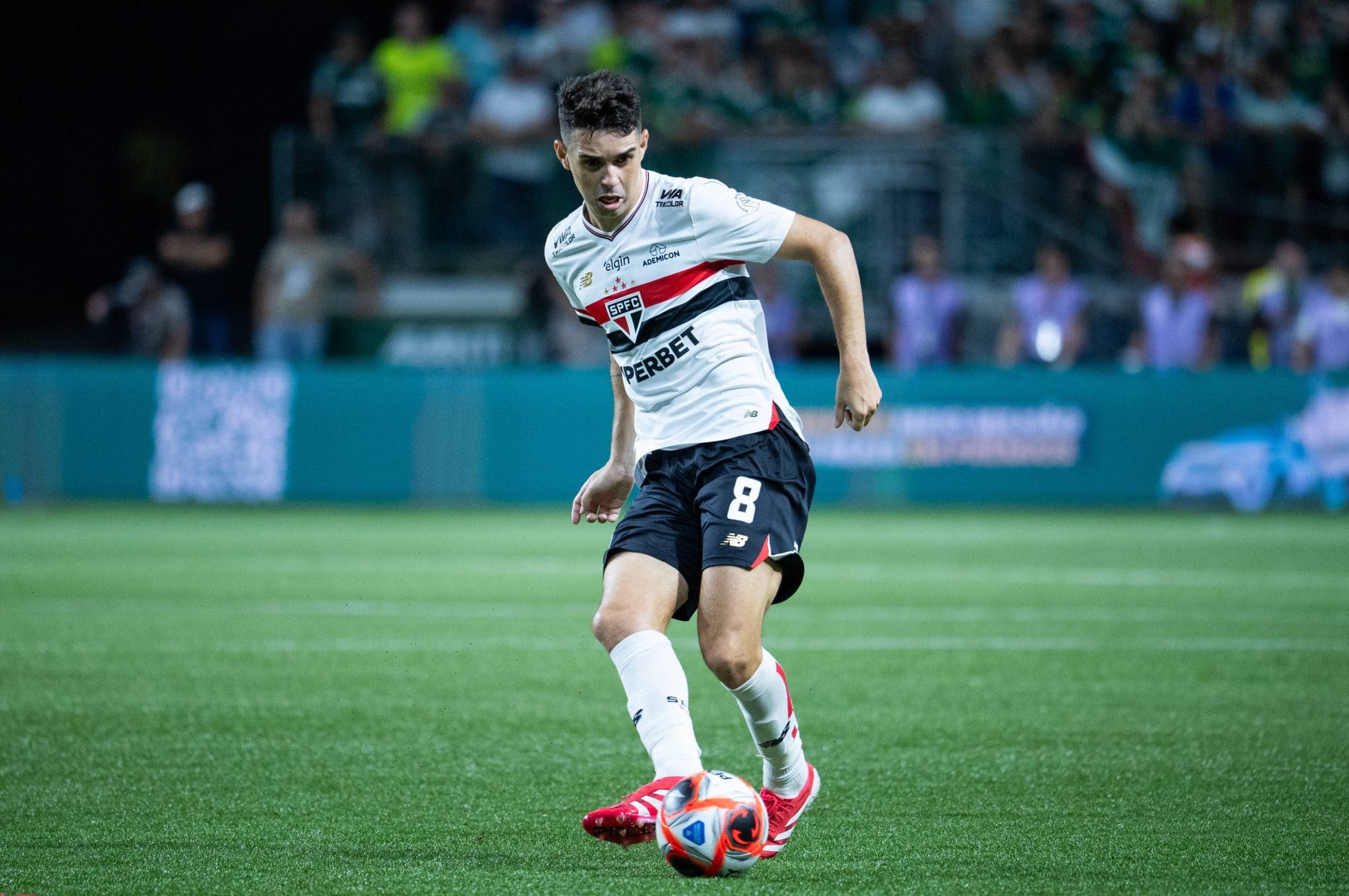 Oscar afirma que equipes que jogam em gramado sint&eacute;tico levam vantagem em rela&ccedil;&atilde;o aos demais clubes