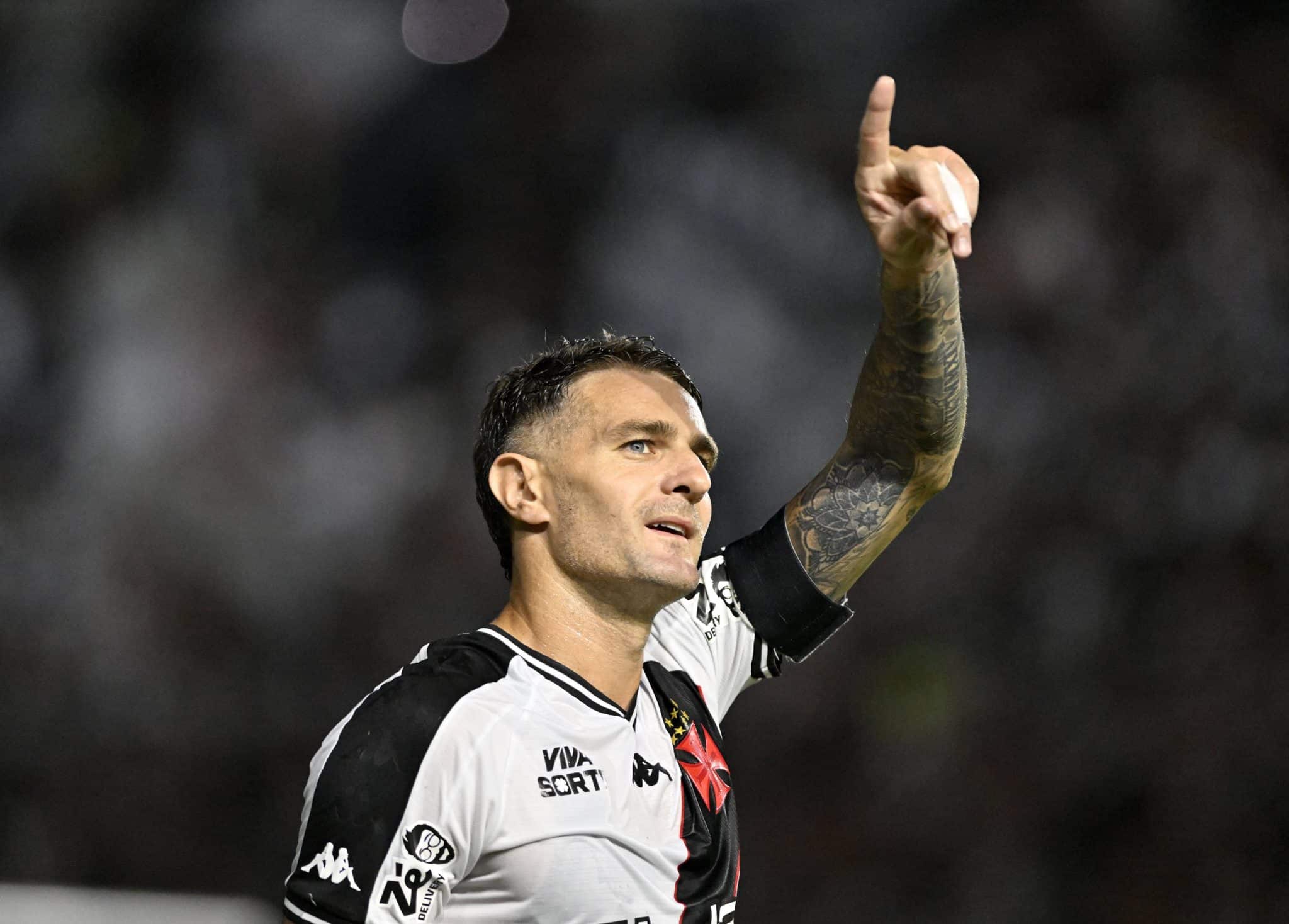 Pablo Vegetti comemora gol pelo Vasco