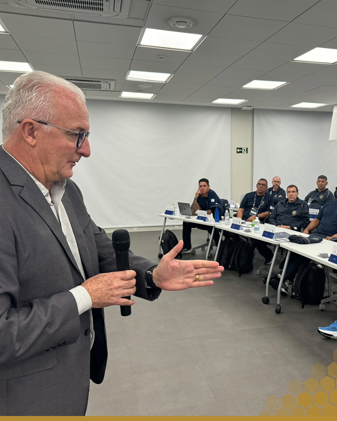O t&eacute;cnico Dorival J&uacute;nior em aula do curso de treinadores da CBF Academy