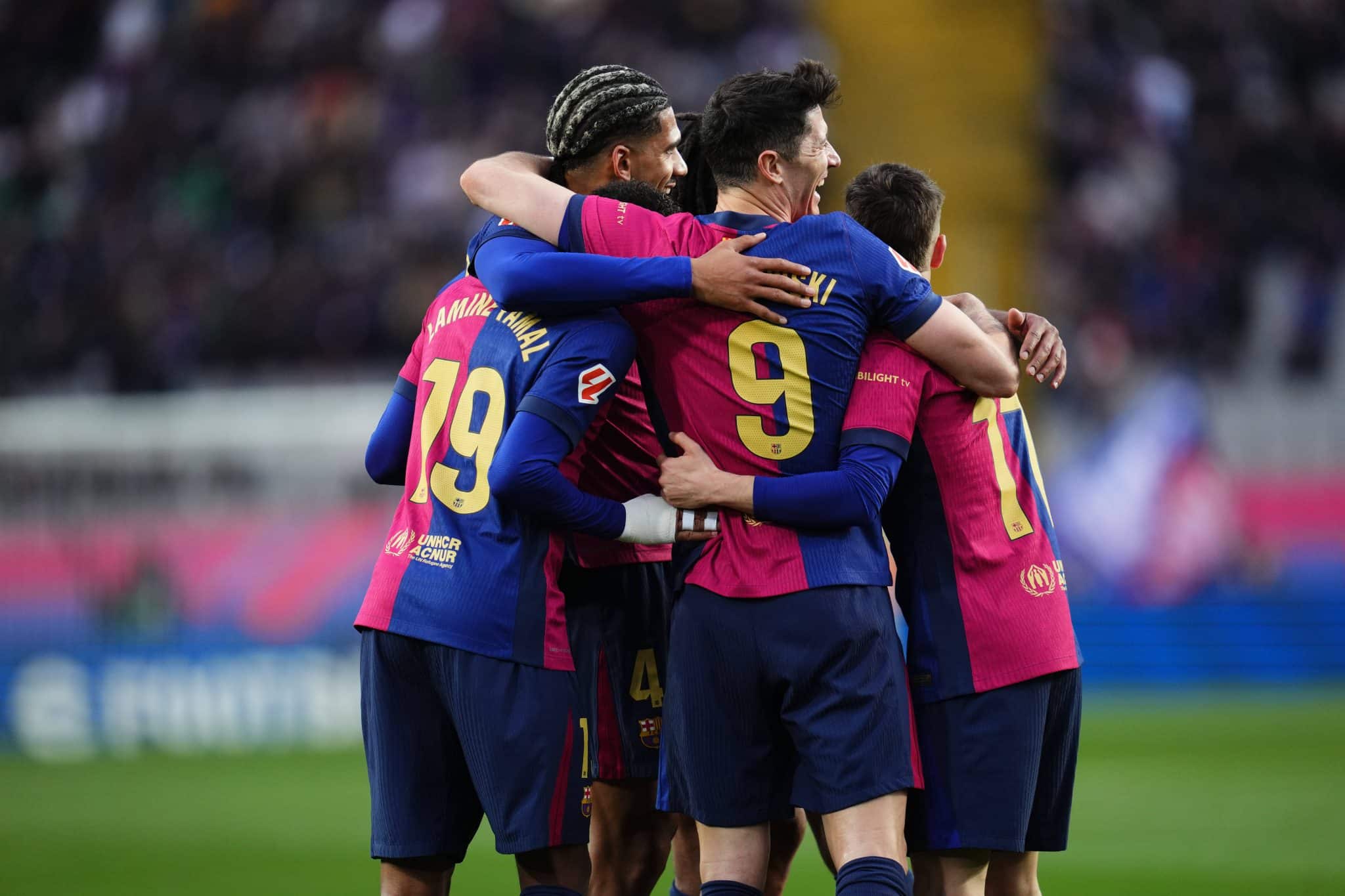 Time do Barcelona comemorando gol de Lewandowski sobre a Real Sociedad