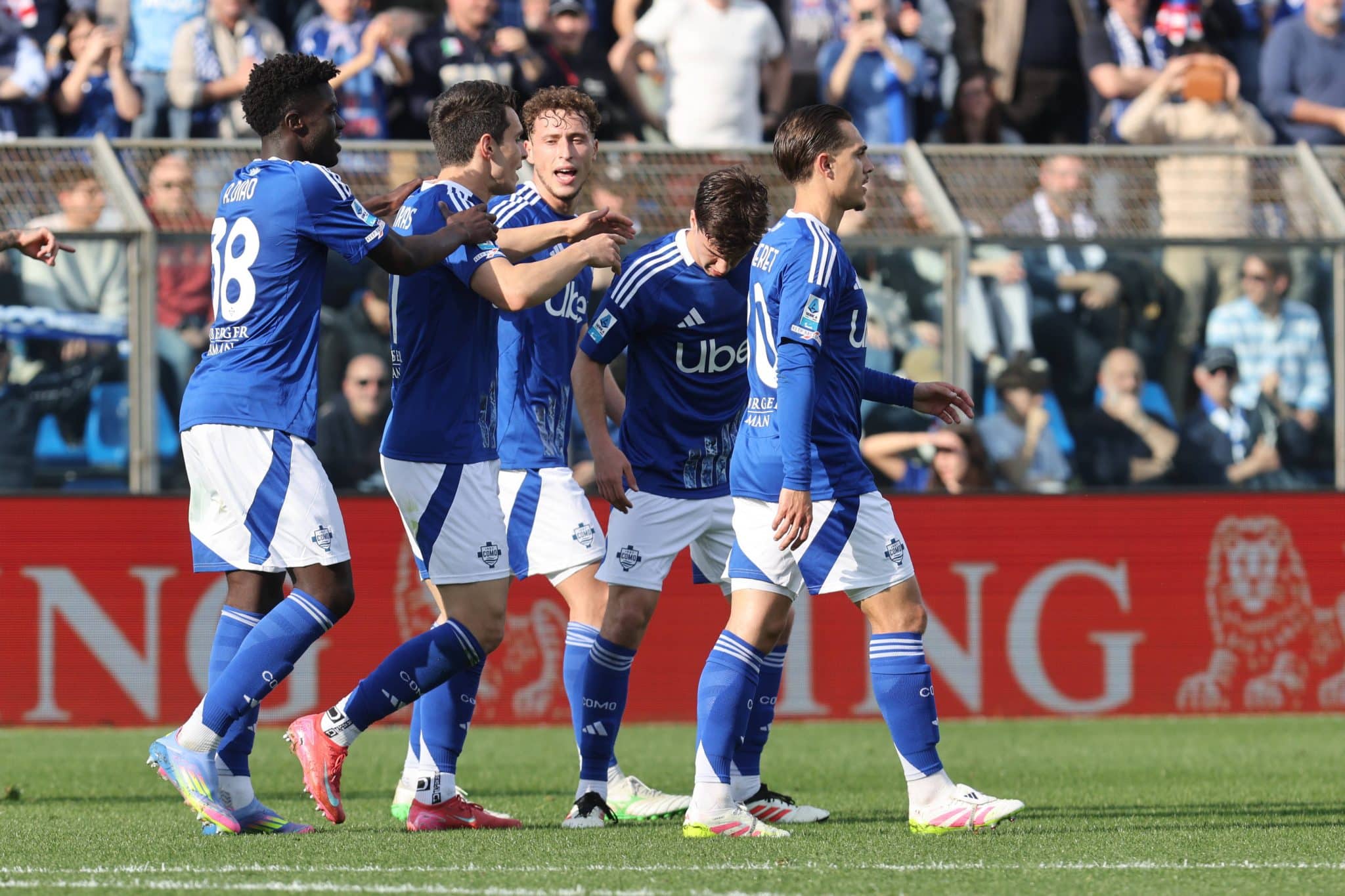 Time do Como, comandado por F&agrave;bregas, celebrando o gol de Anastasios Douvikas no Campeonato Italiano