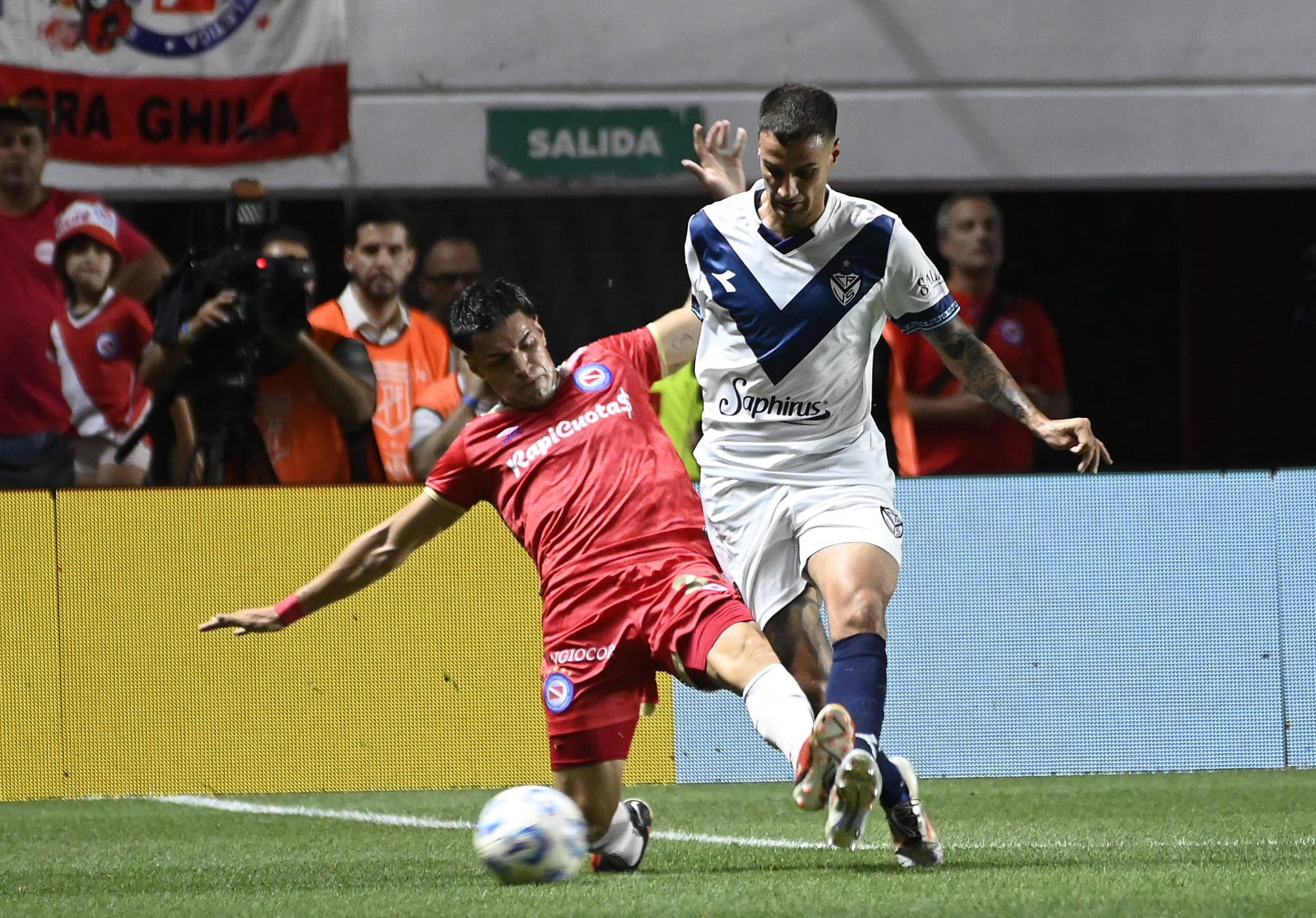 Valent&iacute;n G&oacute;mez &eacute; um dos remanescentes do t&iacute;tulo argentino pelo V&eacute;lez Sarsfield