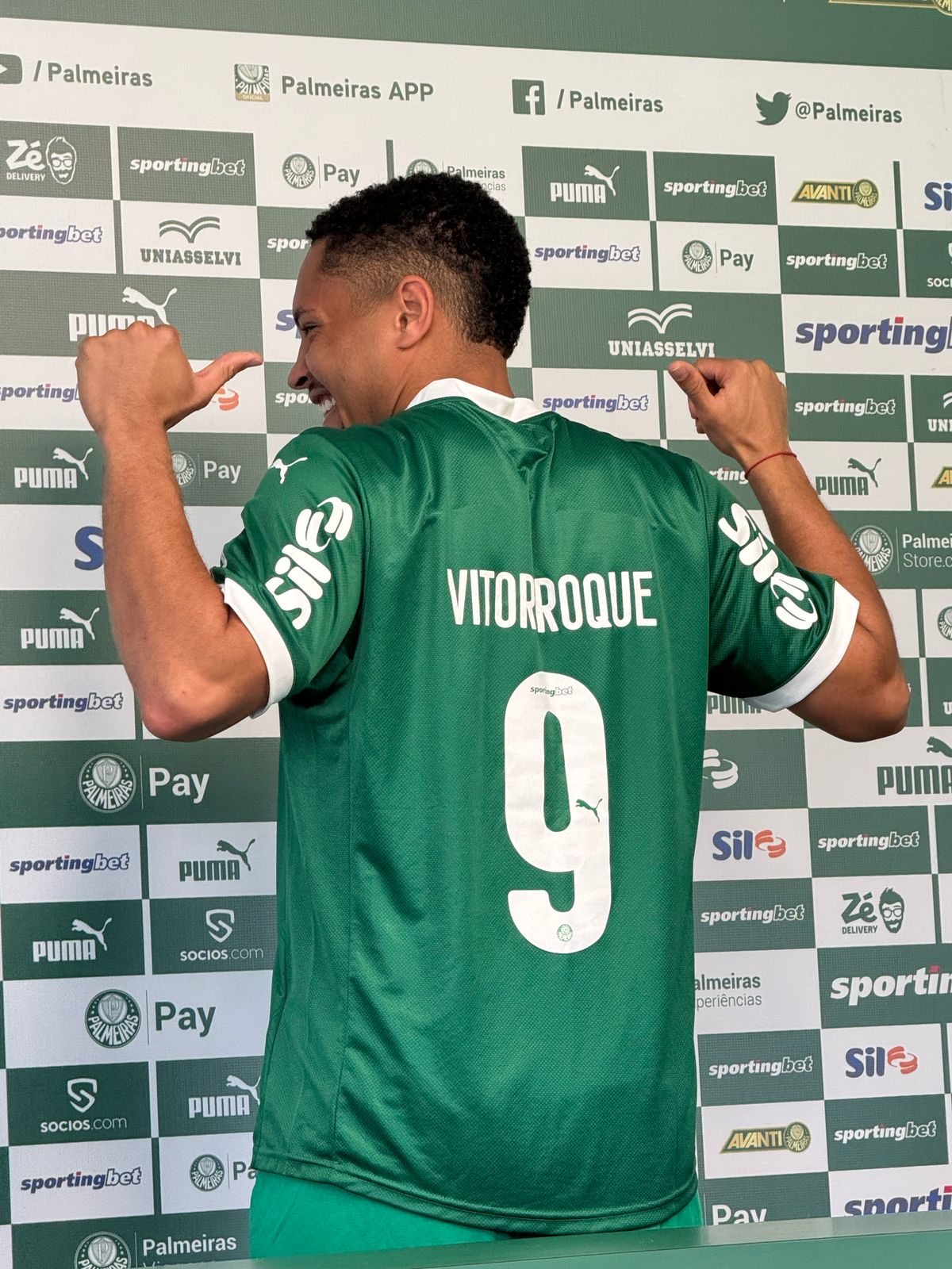 Vitor Roque sorriu at&eacute; de costas em sua chegada ao Palmeiras