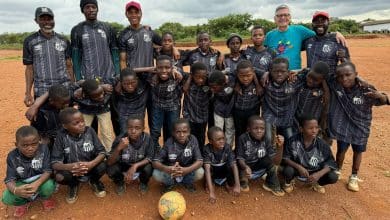 Santos doa uniformes para crian&ccedil;as do Congo e tem planos de avaliar garotos