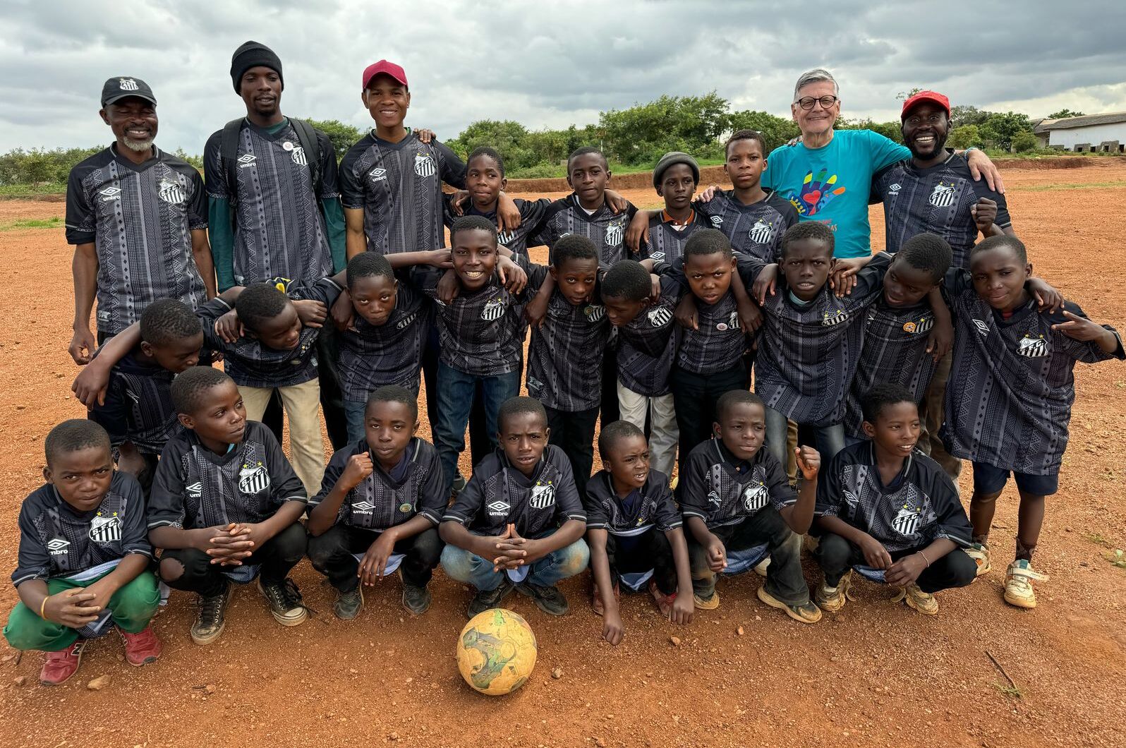 Santos doa uniformes para crian&ccedil;as do Congo e tem planos de avaliar garotos