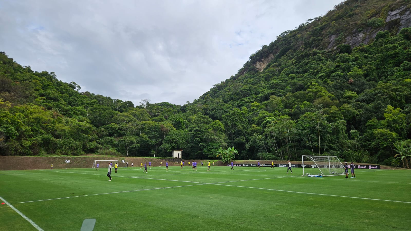Atualmente, Espa&ccedil;o Lonier tem tr&ecirc;s campos de gramado natural (Foto: Gabriel Rodrigues/Trivela)