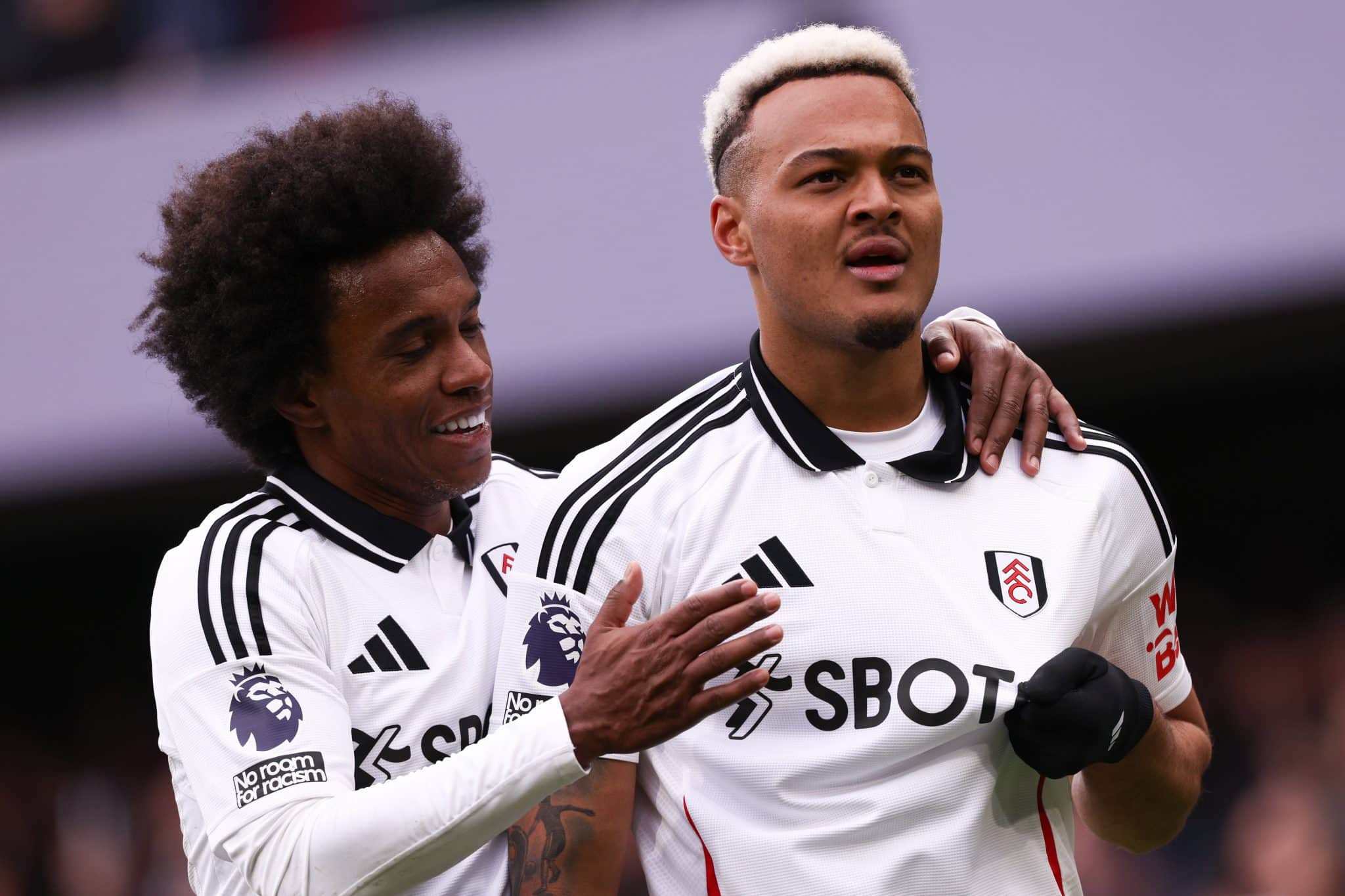 Willian e Rodrigo Muniz comemorando gol do Fulham