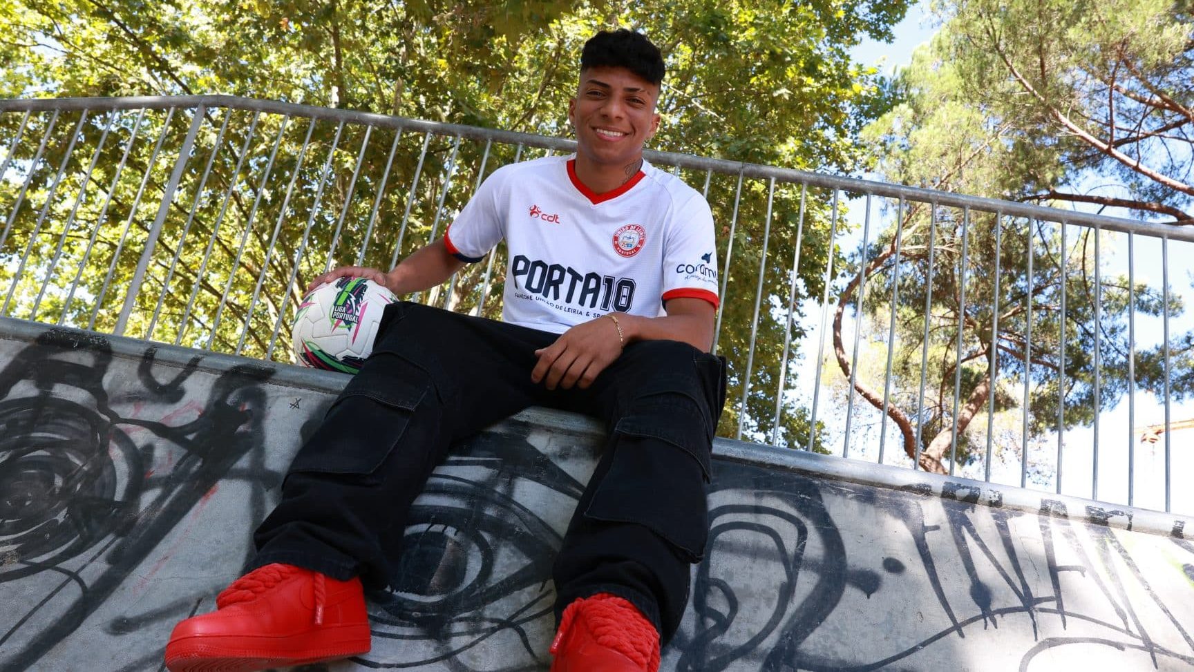 Tr&ecirc;s empr&eacute;stimos e custo de &lsquo;s&oacute;&rsquo; R$ 9 milh&otilde;es: A joia do Vit&oacute;ria que vai jogar em gigante portugu&ecirc;s