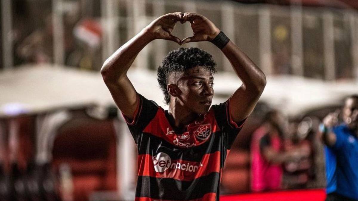 Alisson celebra gol pelo Vit&oacute;ria