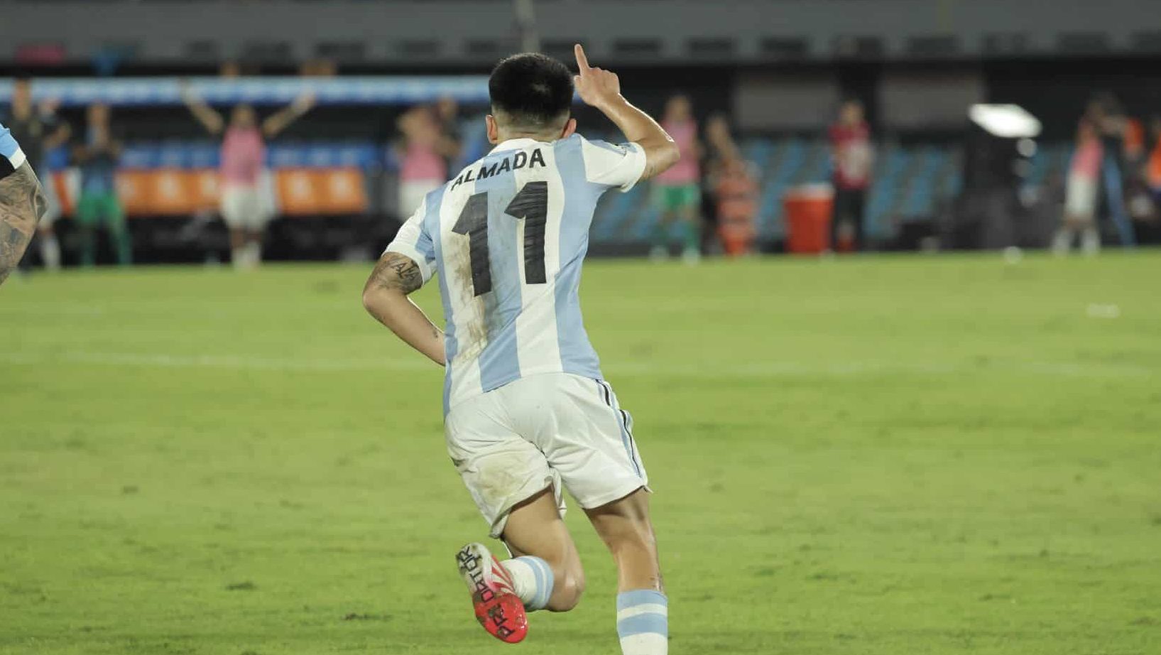 Almada refor&ccedil;a momento especial com gola&ccedil;o que deu vit&oacute;ria para a Argentina contra o Uruguai