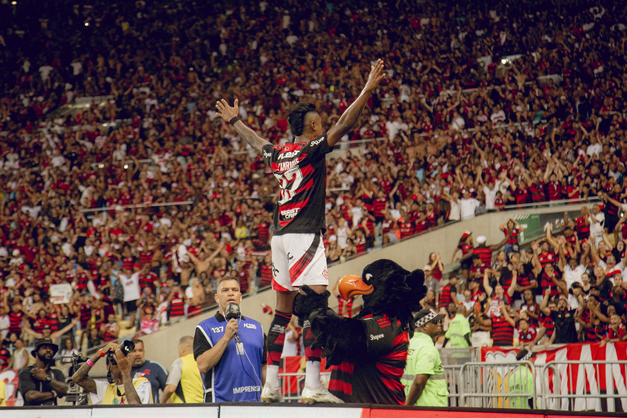 Bruno Henrique comemora 100&ordm; gol com a torcida do Flamengo