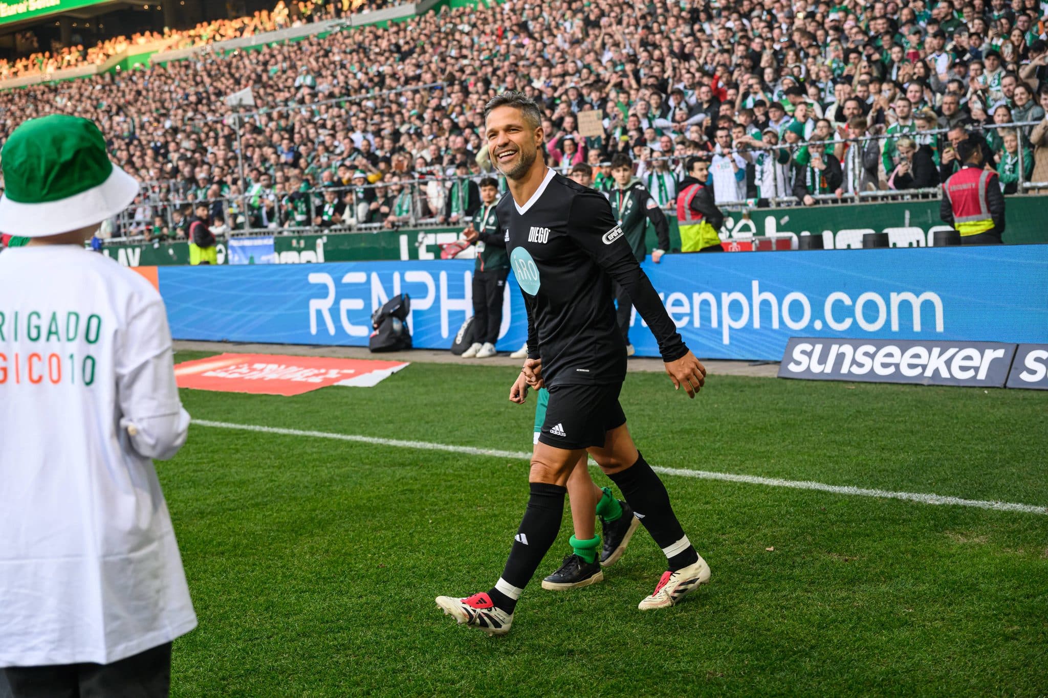 Est&aacute;dio lotado, camisa especial e reuni&atilde;o de lendas: A despedida de Diego Ribas do Werder Bremen
