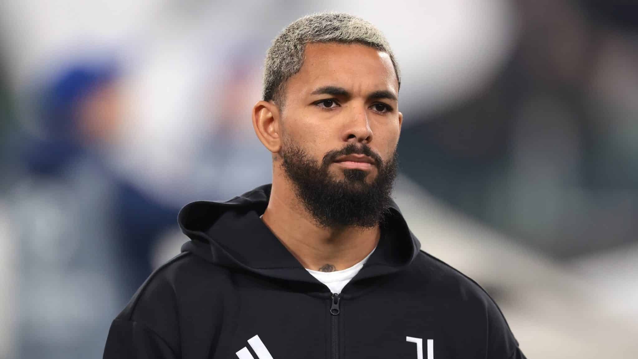 Mesmo sem jogar, Douglas Luiz vira alvo da torcida da Juventus ap&oacute;s vexame