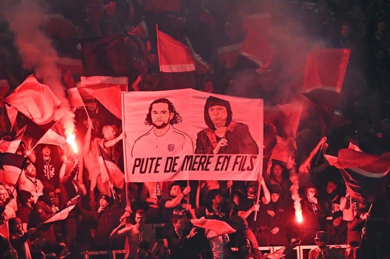 Faixa da torcida do PSG contra Rabiot e sua mãe