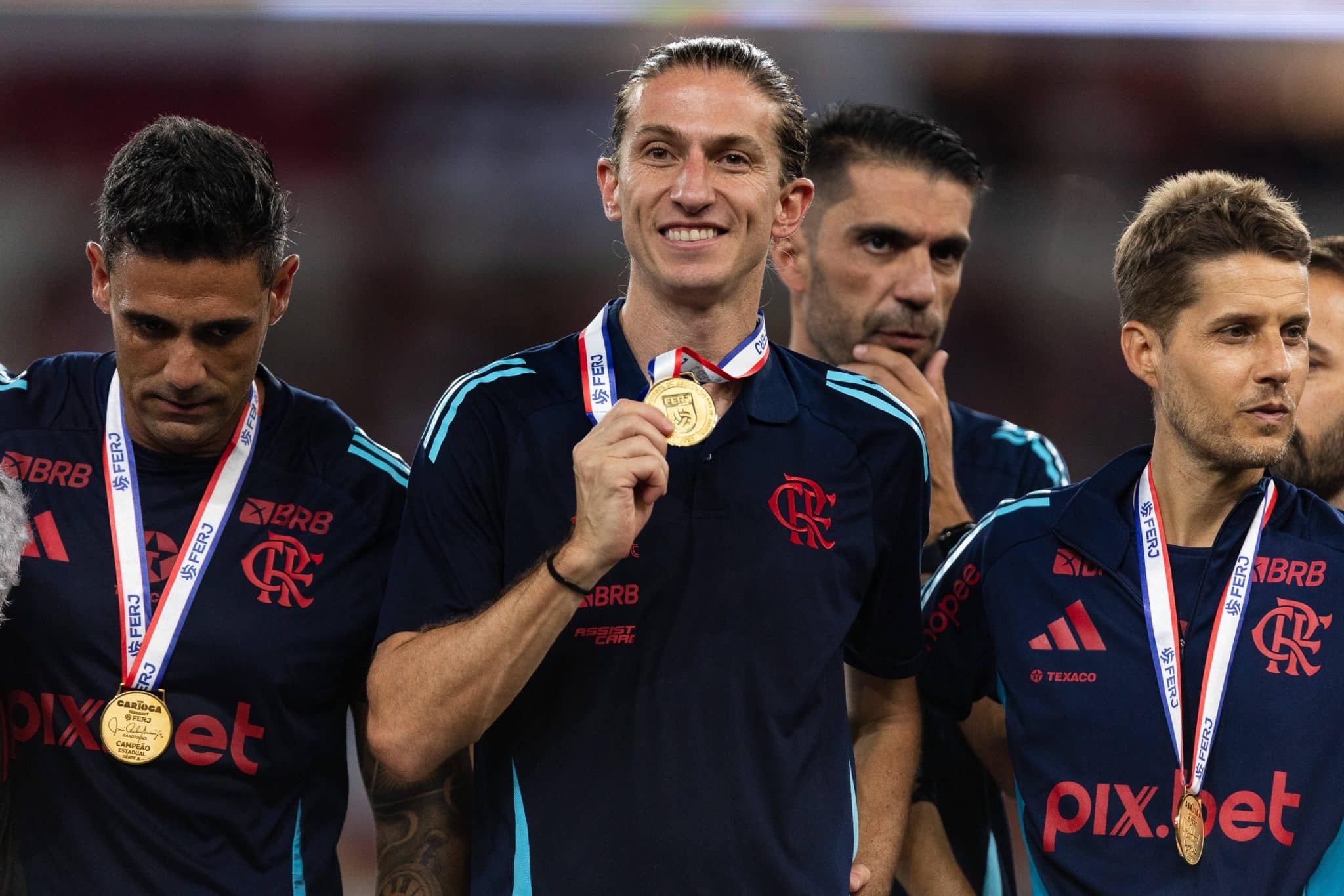 Filipe Lu&iacute;s com a medalha de campe&atilde;o carioca 2025